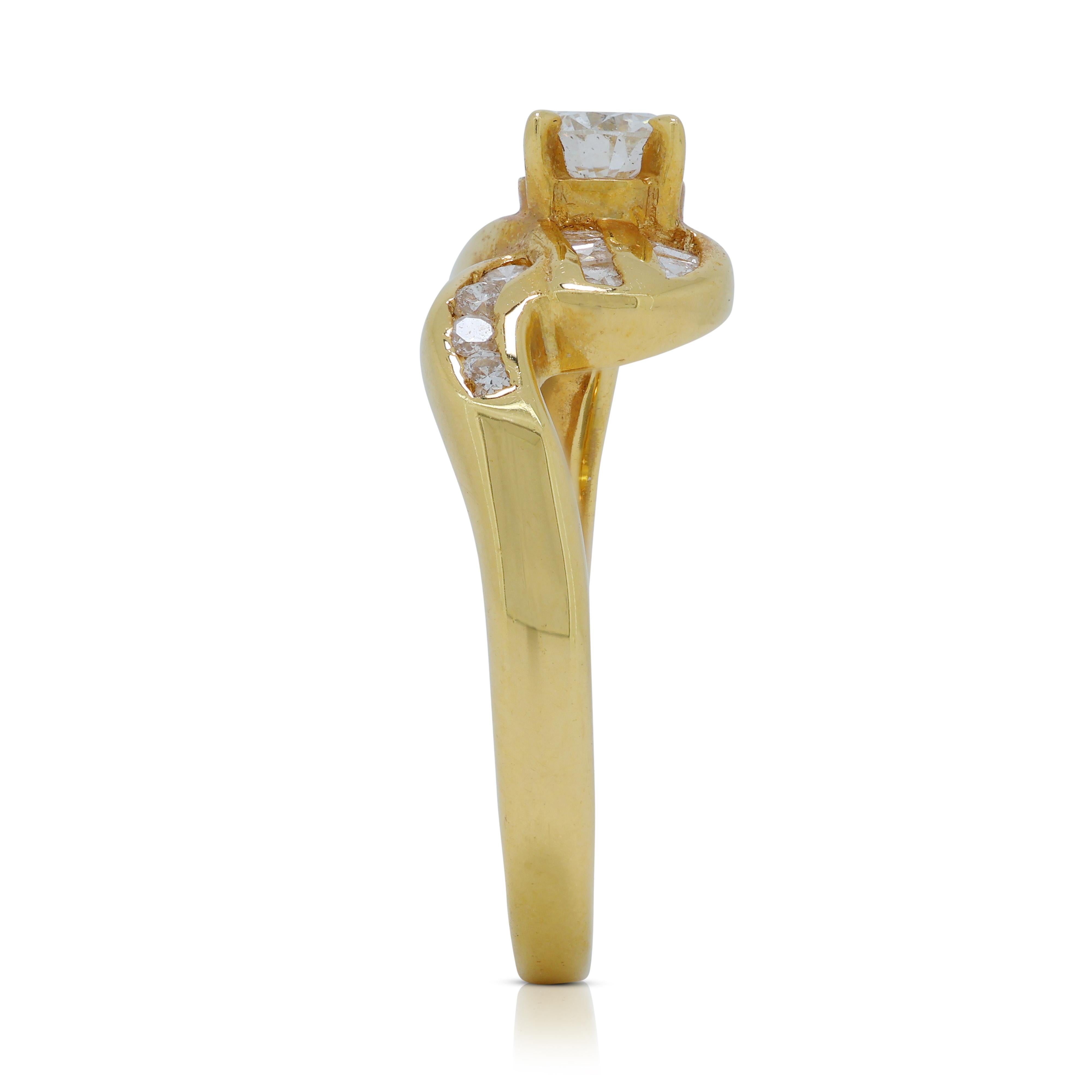 Bague étincelante en or jaune 20 carats pavé de diamants 0,25 carat avec diamants latéraux en vente 1
