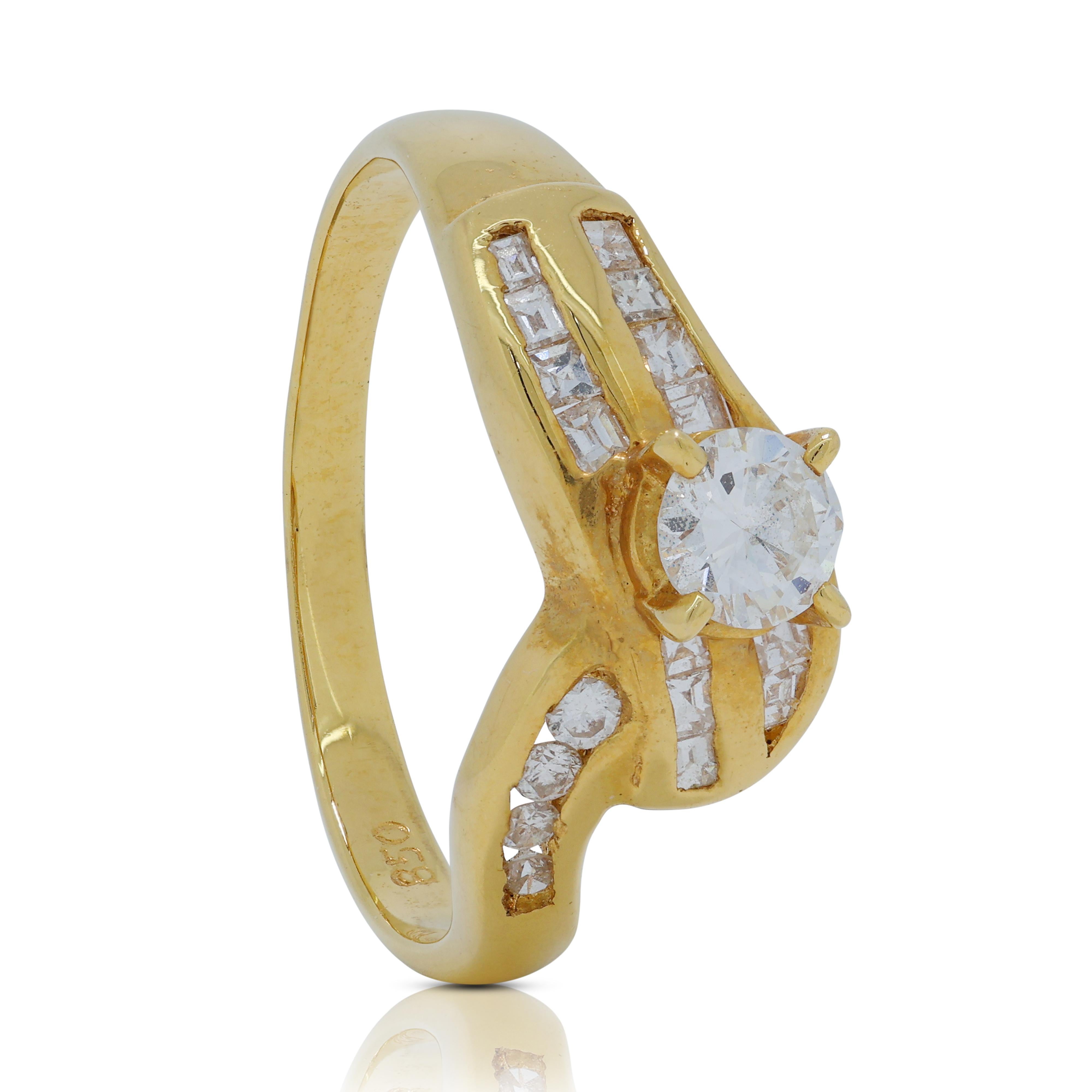 Bague étincelante en or jaune 20 carats pavé de diamants 0,25 carat avec diamants latéraux en vente 2