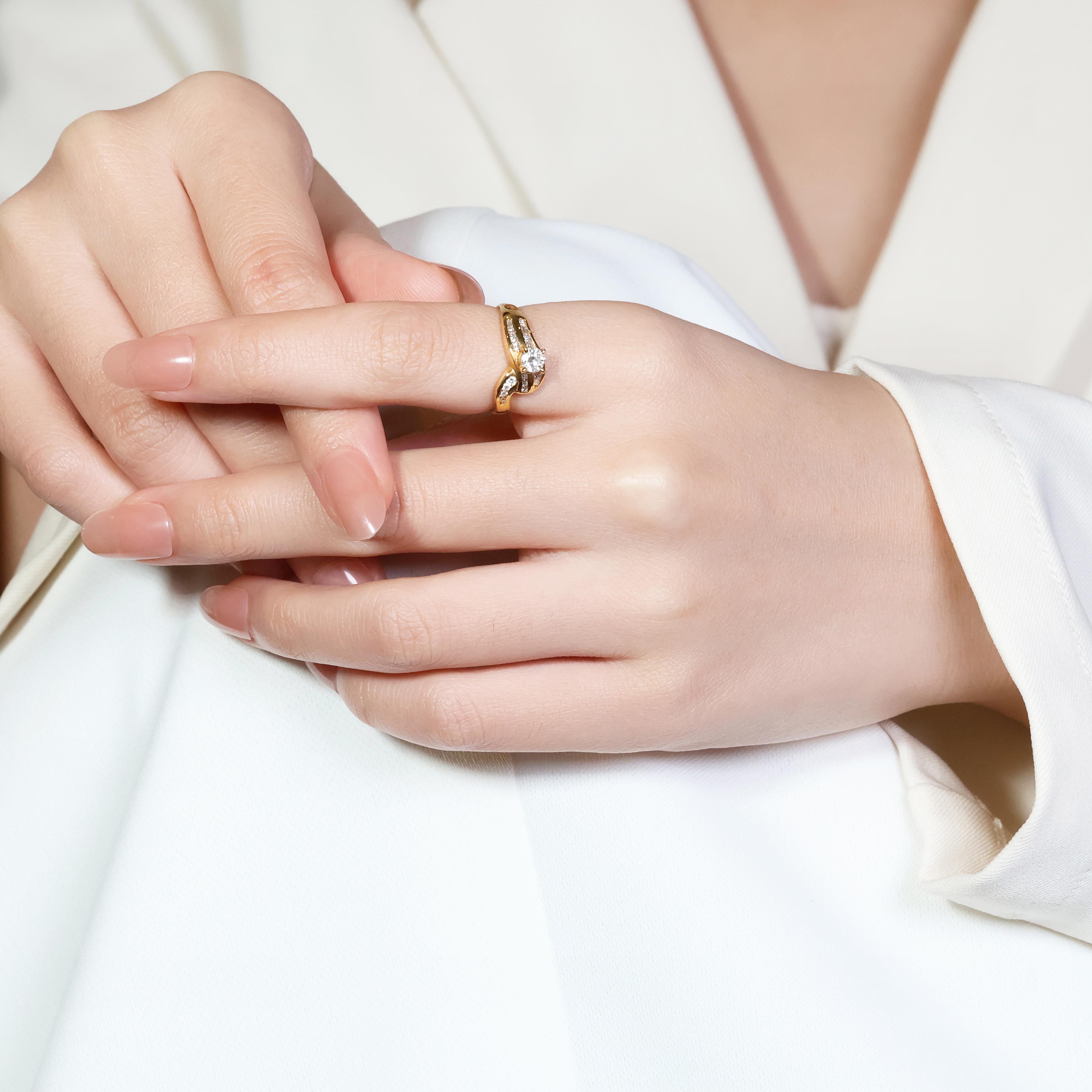 Bague étincelante en or jaune 20 carats pavé de diamants 0,25 carat avec diamants latéraux en vente 3