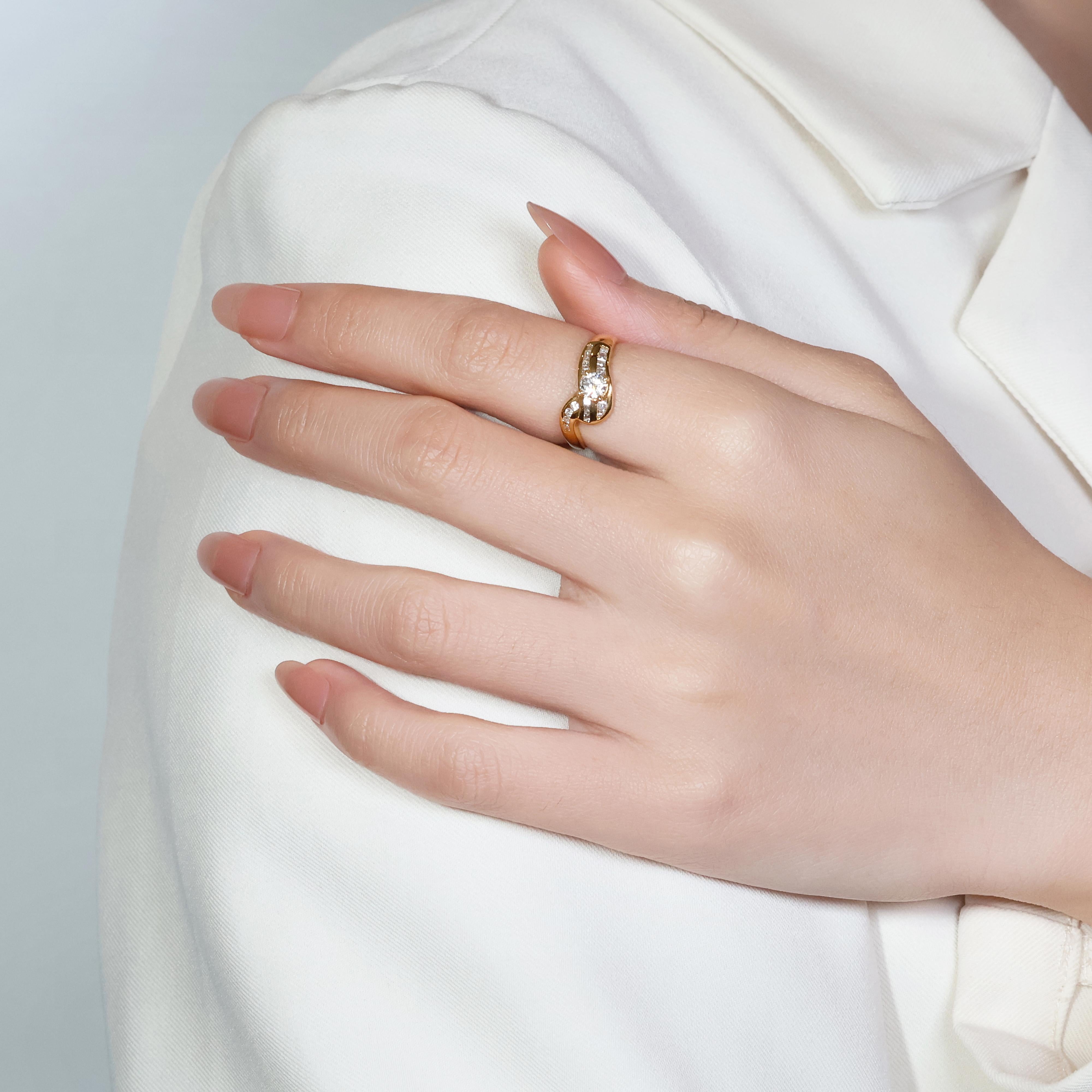 Bague étincelante en or jaune 20 carats pavé de diamants 0,25 carat avec diamants latéraux en vente 4