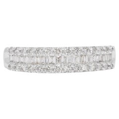 Scintillante anello a fascia con diamante da 0,49 carati in oro bianco 18 carati