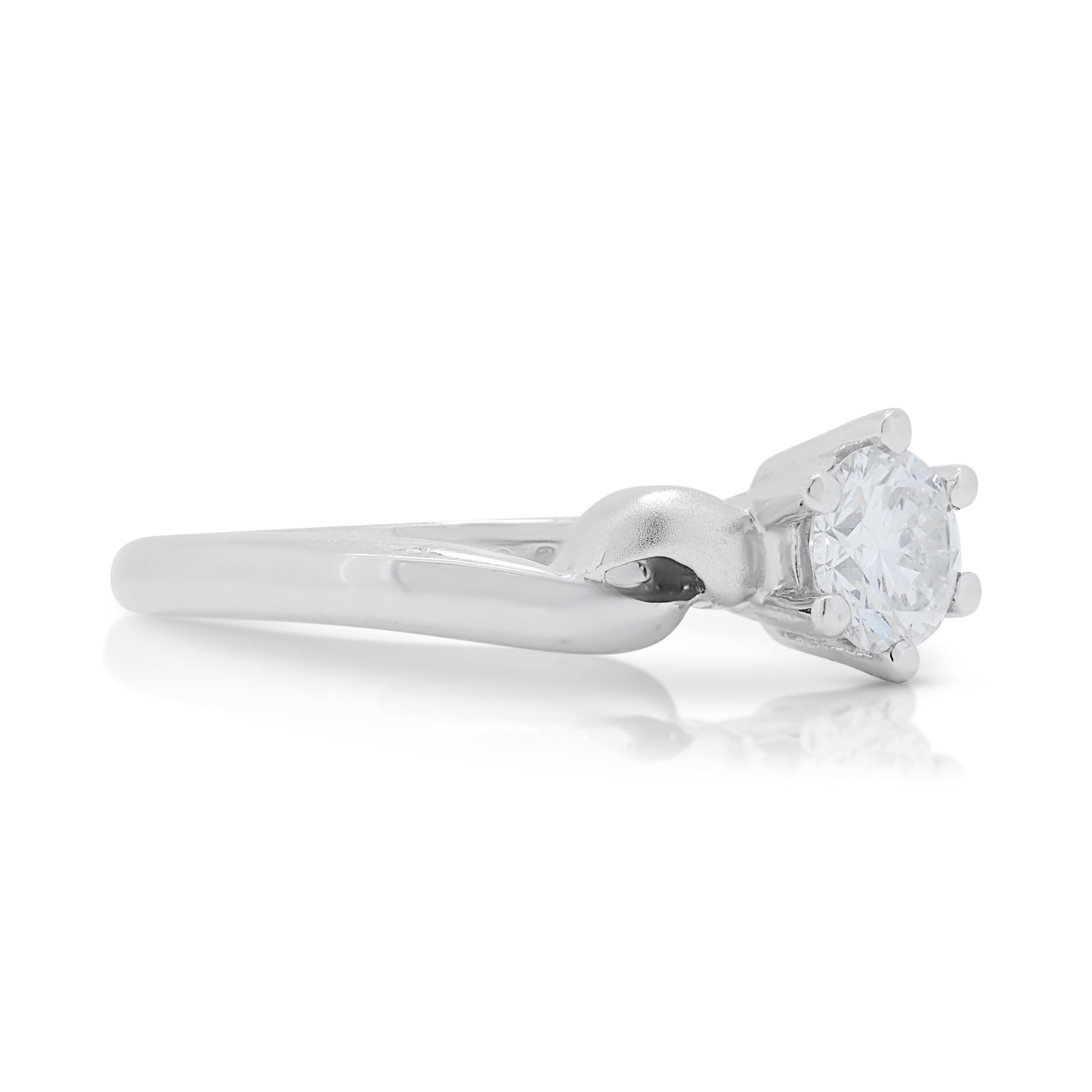 Sparkling 0.56ct Diamond Solitaire Ring in Platinum In Excellent Condition For Sale In רמת גן, IL