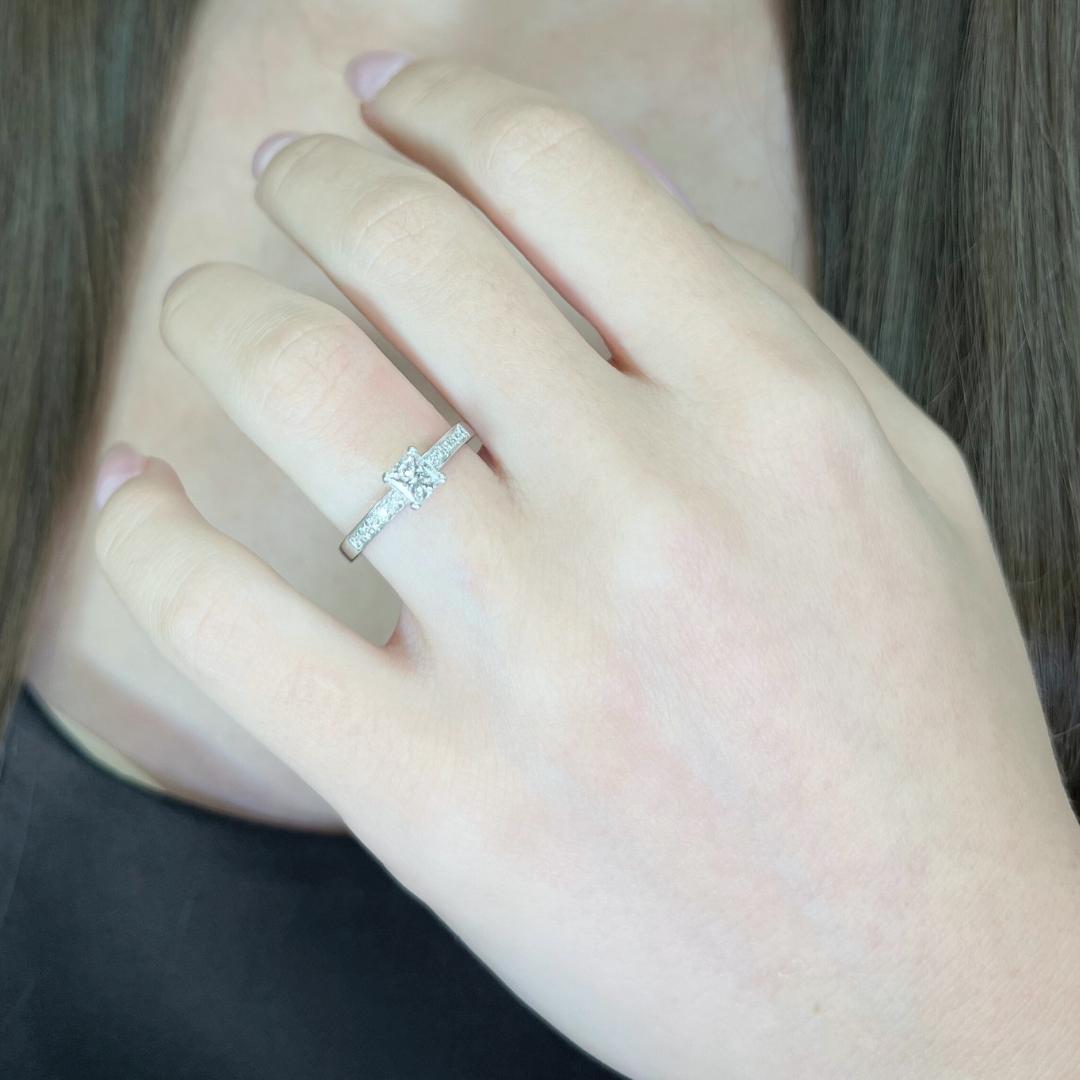 Bague pavée de 0,59ct de diamants en or blanc 14k - Certifiée IGI

Cette bague pavée raffinée en or blanc 14 carats est centrée sur un diamant de taille princesse de 0,48 carat pour une pureté exceptionnelle. Sa très belle taille lui confère un