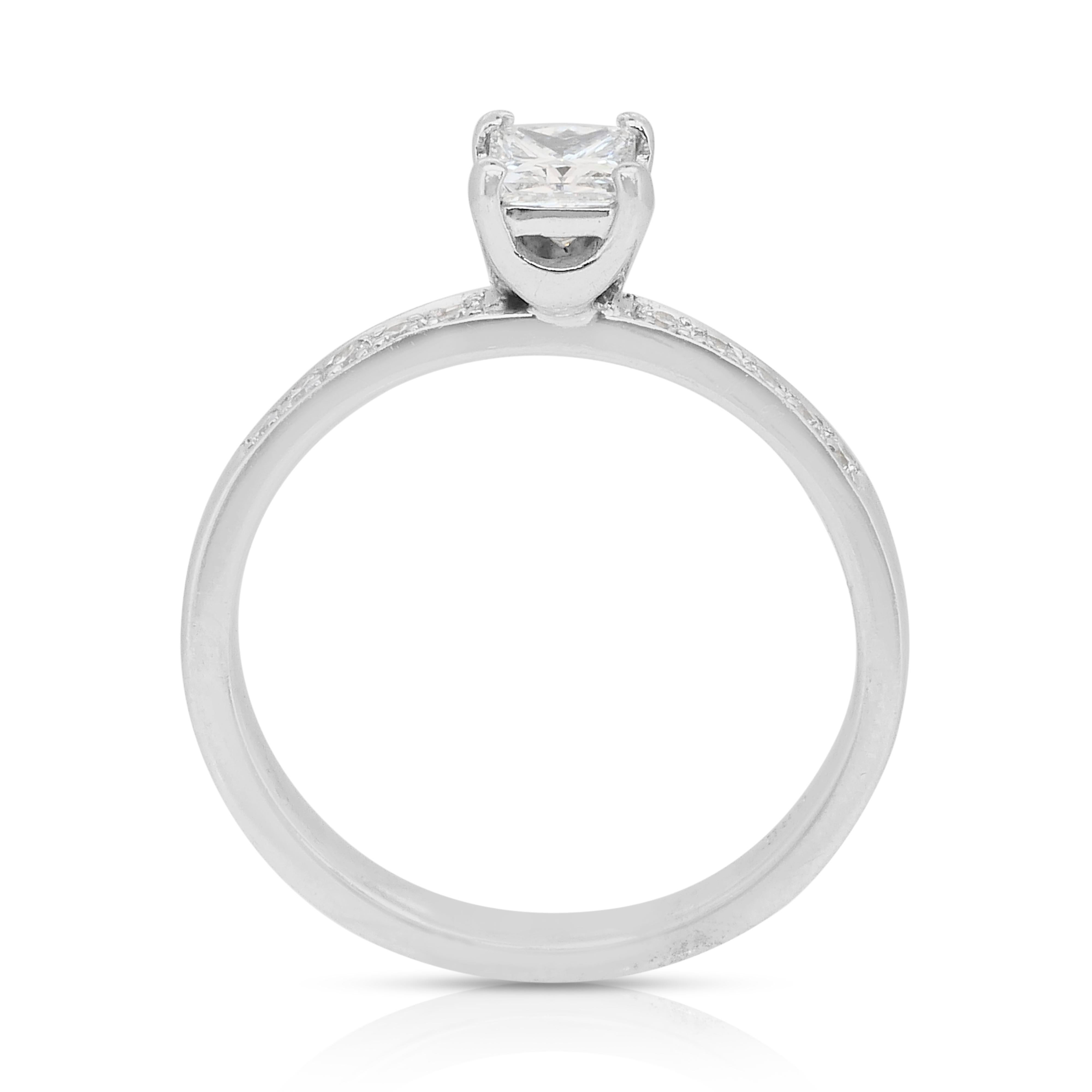 Bague pavée de 0,59ct de diamants en or blanc 14k - Certifiée IGI en vente 4