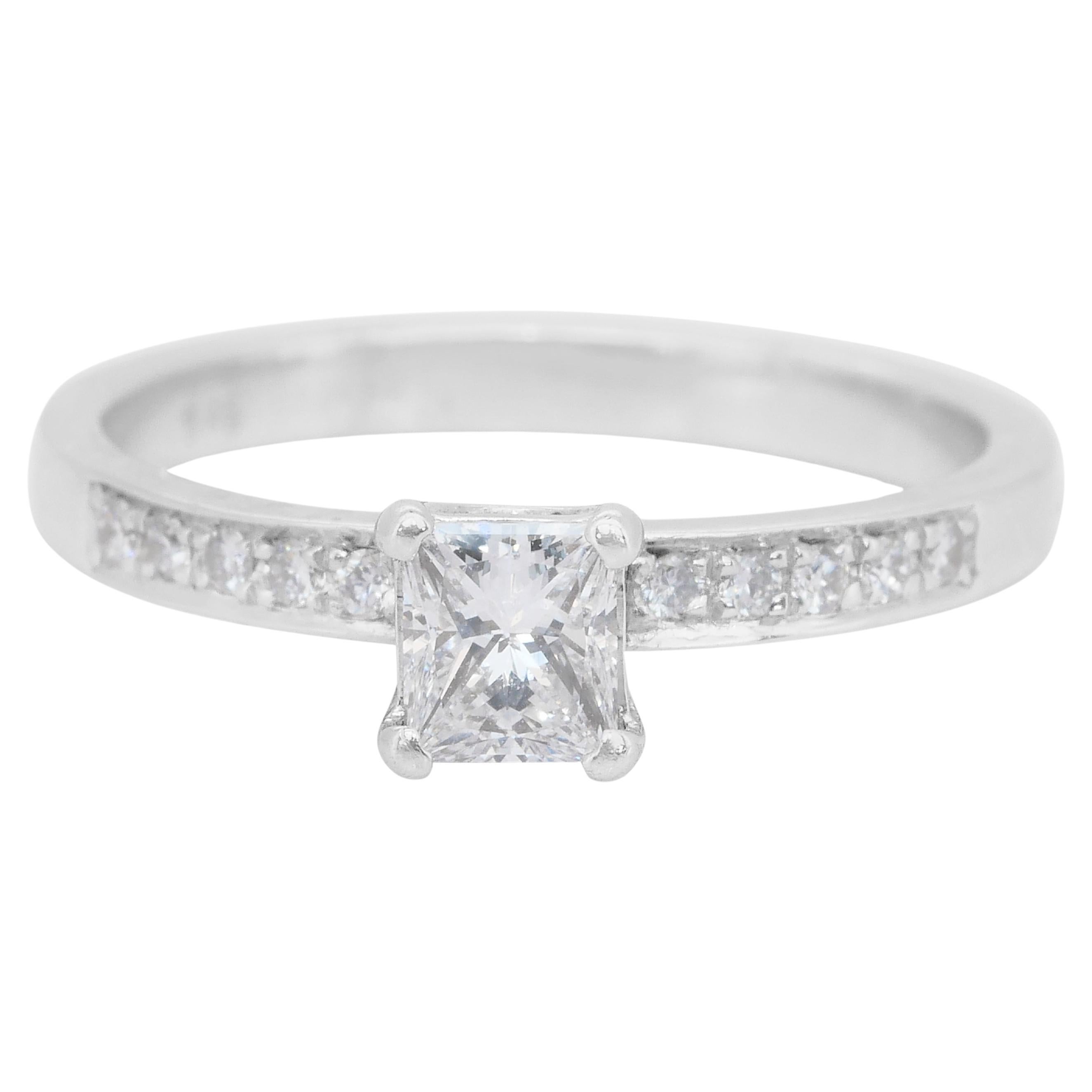 Bague pavée de 0,59ct de diamants en or blanc 14k - Certifiée IGI en vente
