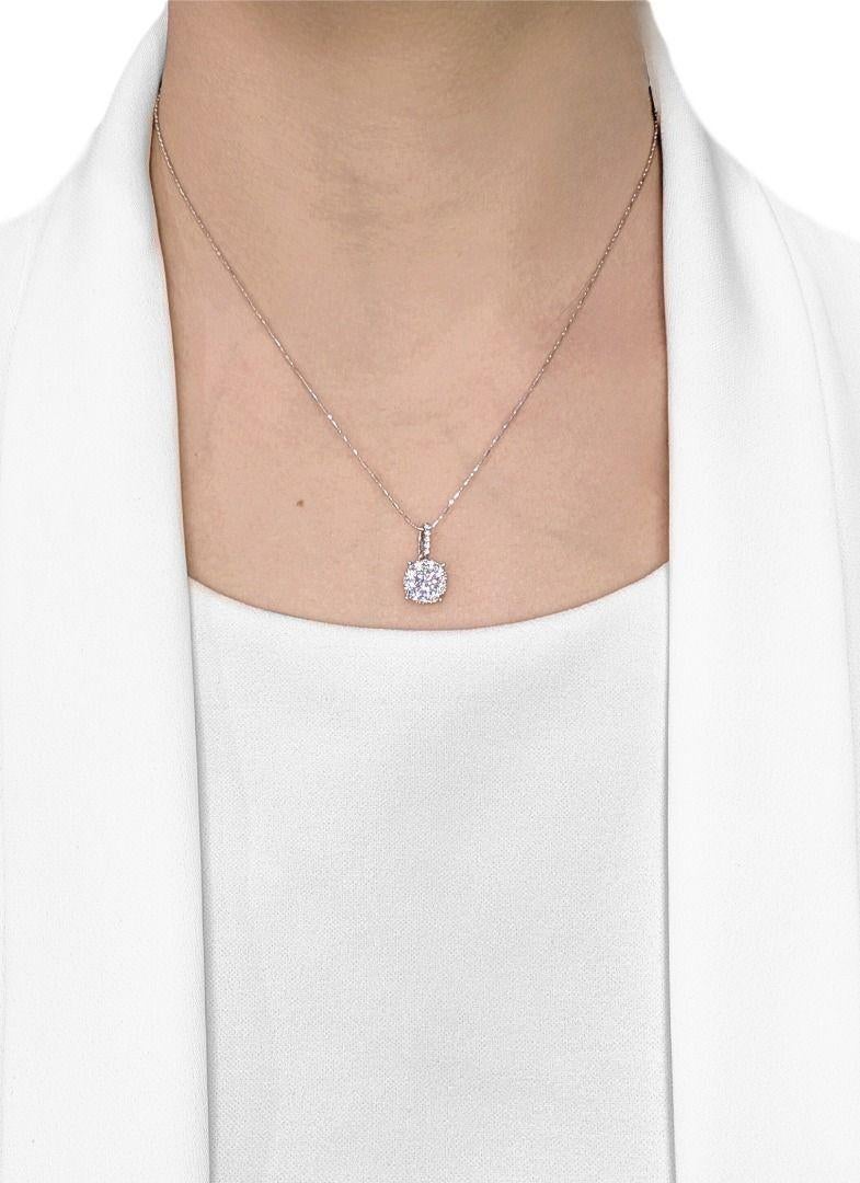 Este elegante colgante de la emblemática colección Destinée de Lee Hwa irradia brillo y precisión. Elaborado en oro blanco de 18 quilates, el diseño presenta un deslumbrante diamante redondo talla brillante (D/VS1) de 0,33 quilates en el centro,