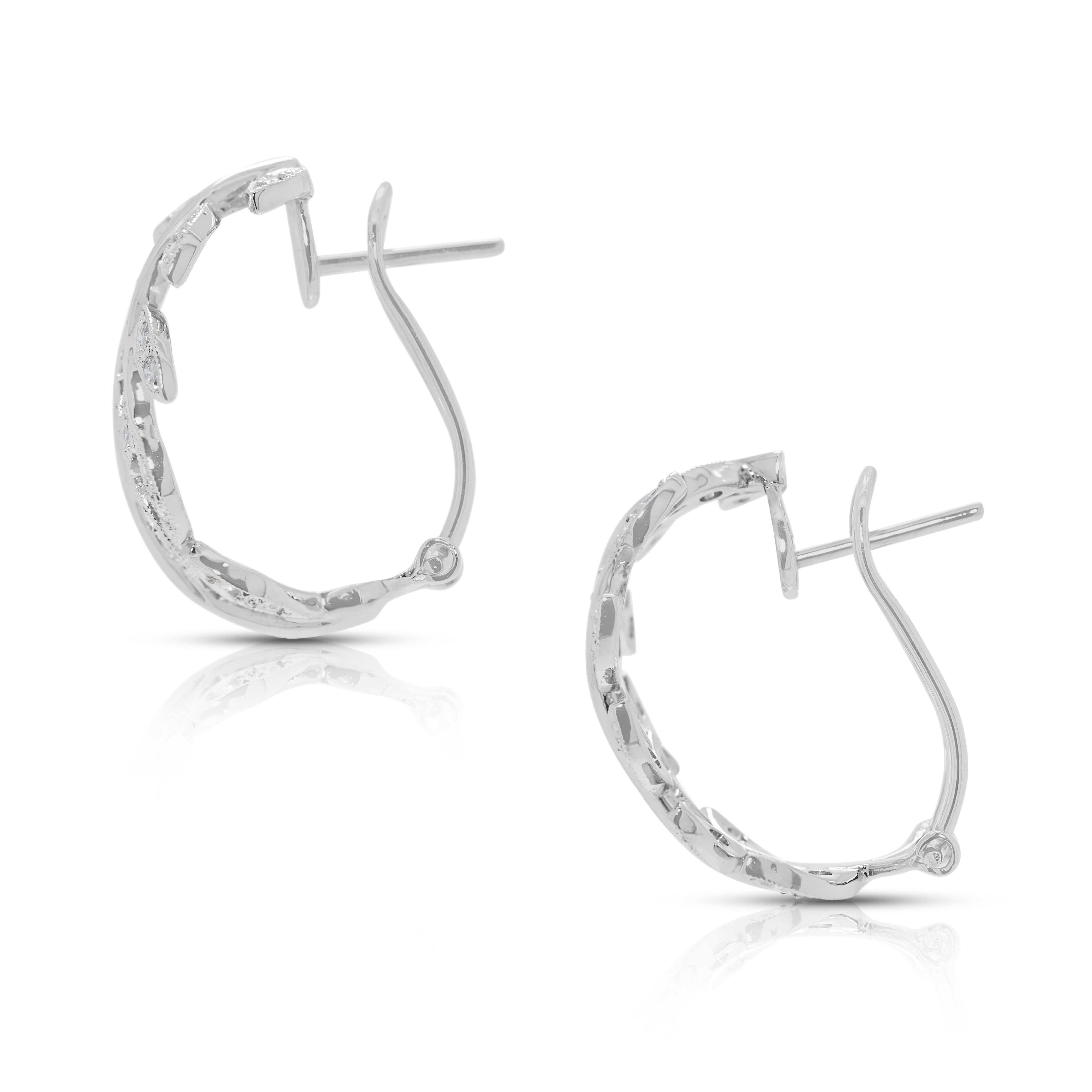 Funkelnde 0,6ct Blattmotiv-Diamantohrringe aus 18K Weißgold (Rundschliff) im Angebot