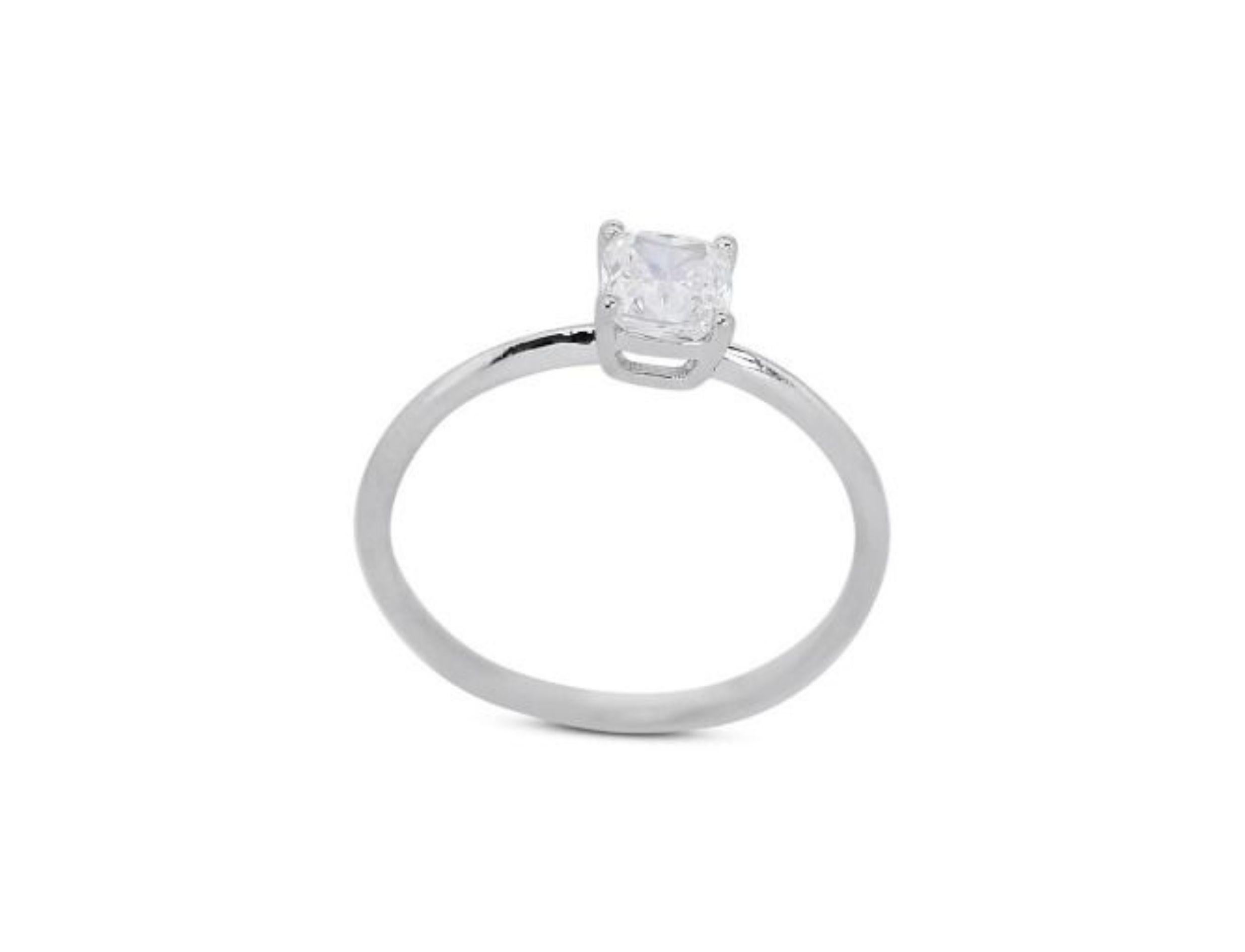 Sparkling 0.7 Carat Cushion Modified Brilliant Diamond Ring In New Condition For Sale In רמת גן, IL