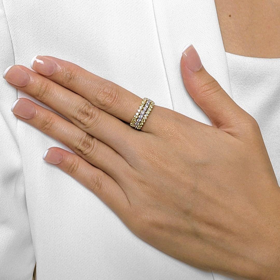 Questo accattivante anello presenta 9 diamanti tondi taglio brillante (0,27 carati, colore G, purezza VS-SI) incastonati in oro bianco, affiancati da 22 diamanti tondi taglio brillante (0,44 carati, colore W-X, purezza VS) che brillano sui bordi in