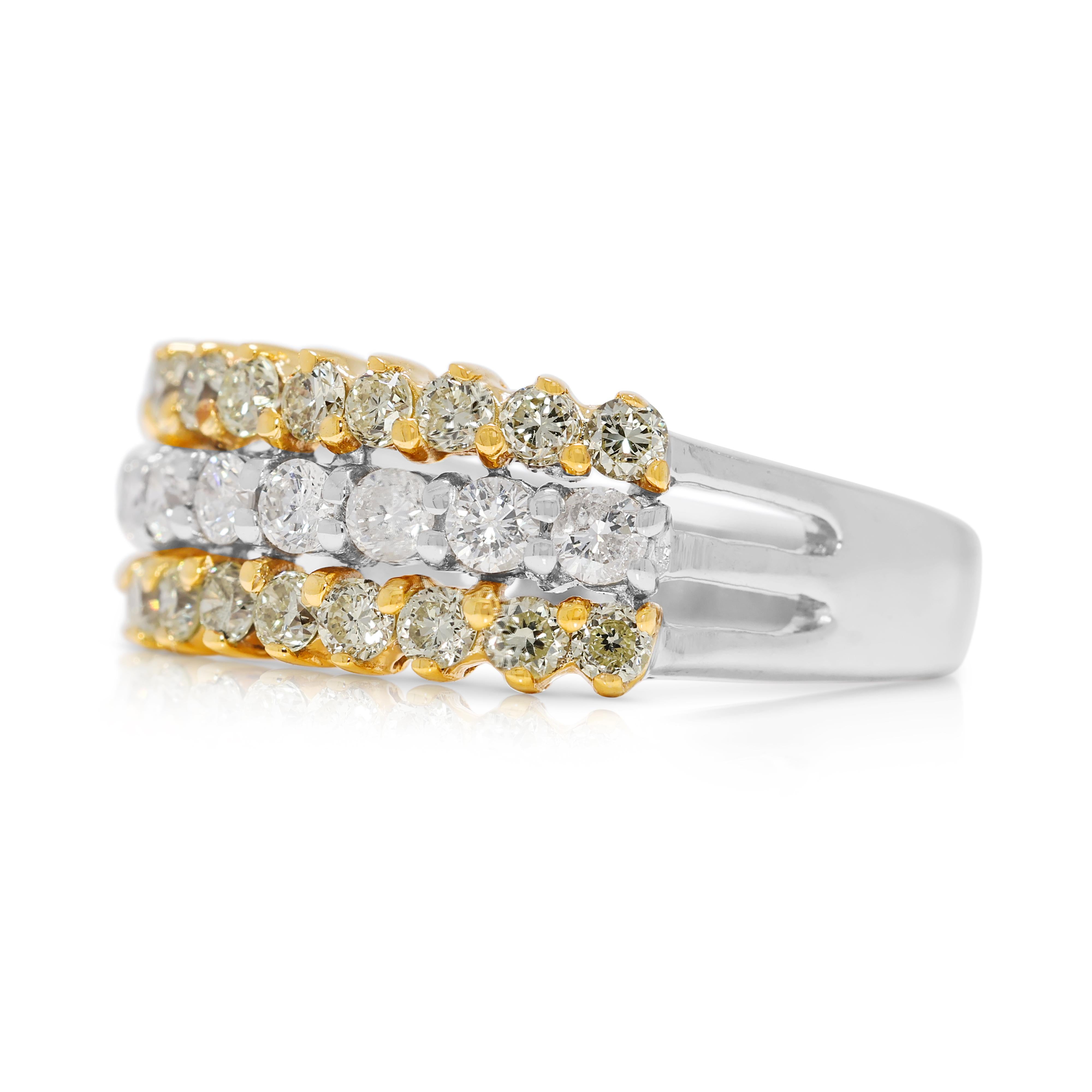 Taglio rotondo Anello scintillante con diamante da 0,71 carati in oro bicolore 18 carati in vendita