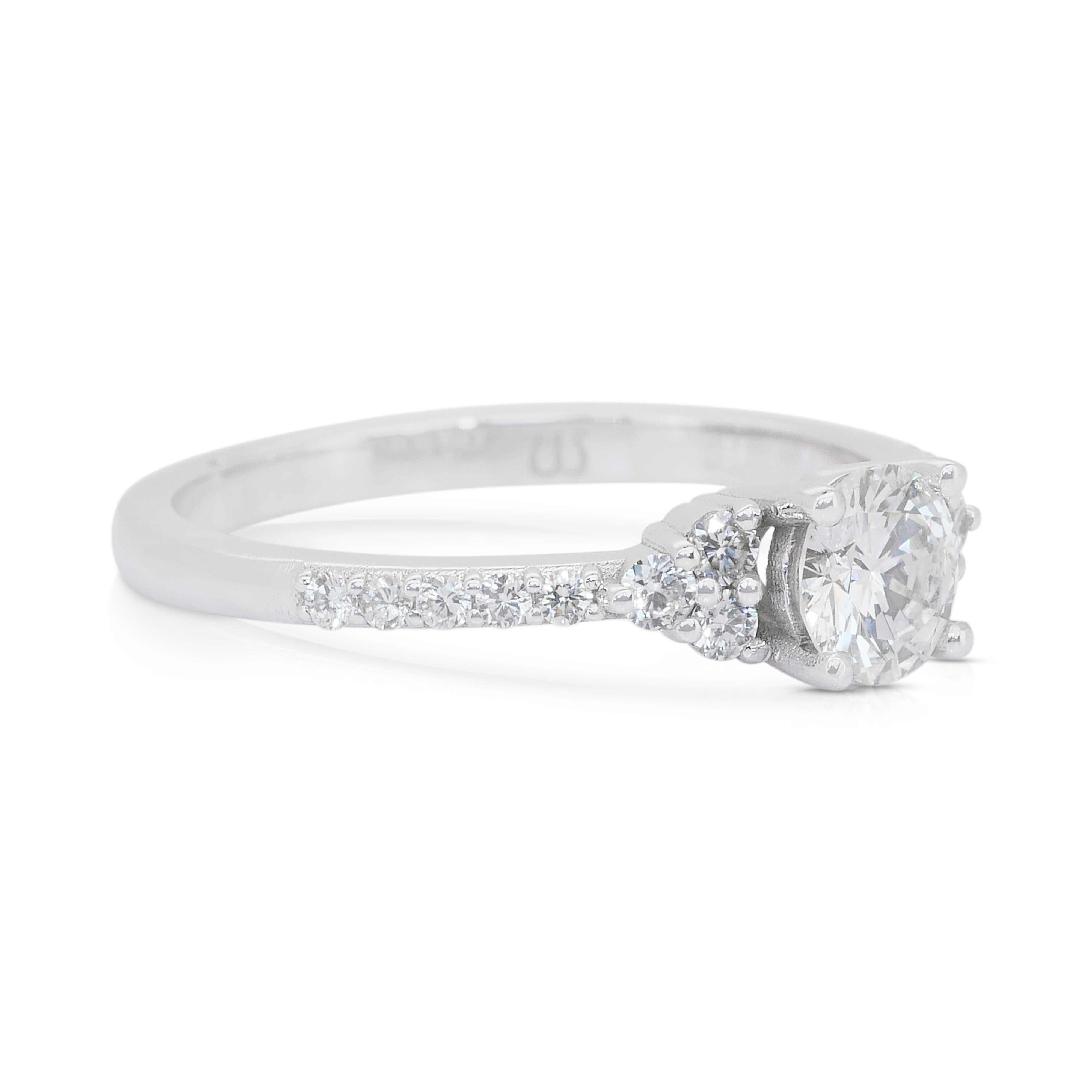 Bague pavée de 0,75ct de diamants en or blanc 18k - Certifiée IGI

Découvrez l'élégance intemporelle avec cette bague raffinée en or blanc 18 carats, ornée d'un éblouissant diamant central rond de 0,50 ct de couleur frappante et d'une clarté
