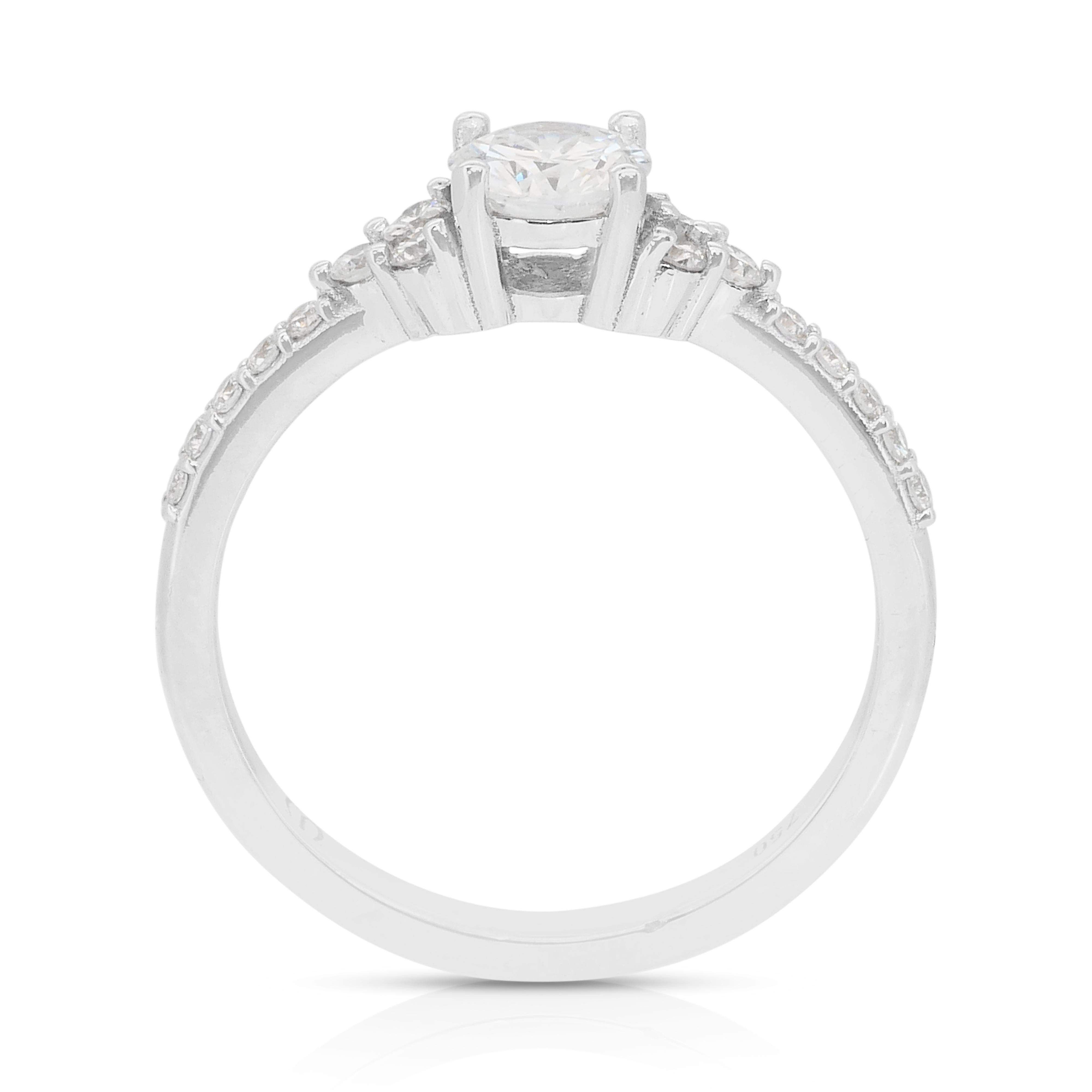 Bague pavée de 0,75ct de diamants en or blanc 18k - Certifiée IGI en vente 3