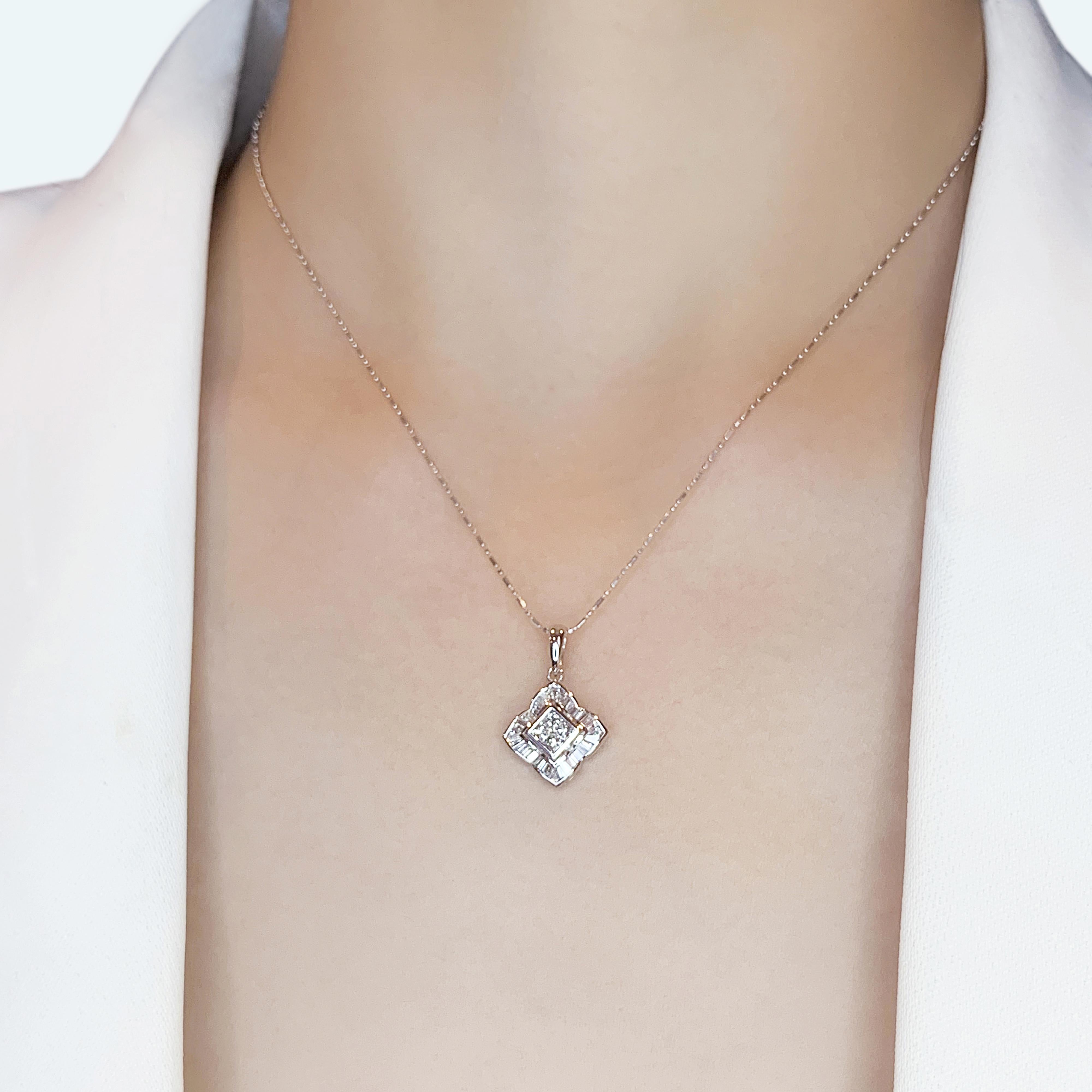 Portez cet élégant pendentif en or blanc 18 carats, orné de quatre diamants naturels de taille princesse d'un poids total de 0,28 carat, de couleur F et de pureté VS. Les pierres principales sont rehaussées de 33 diamants naturels effilés, qui