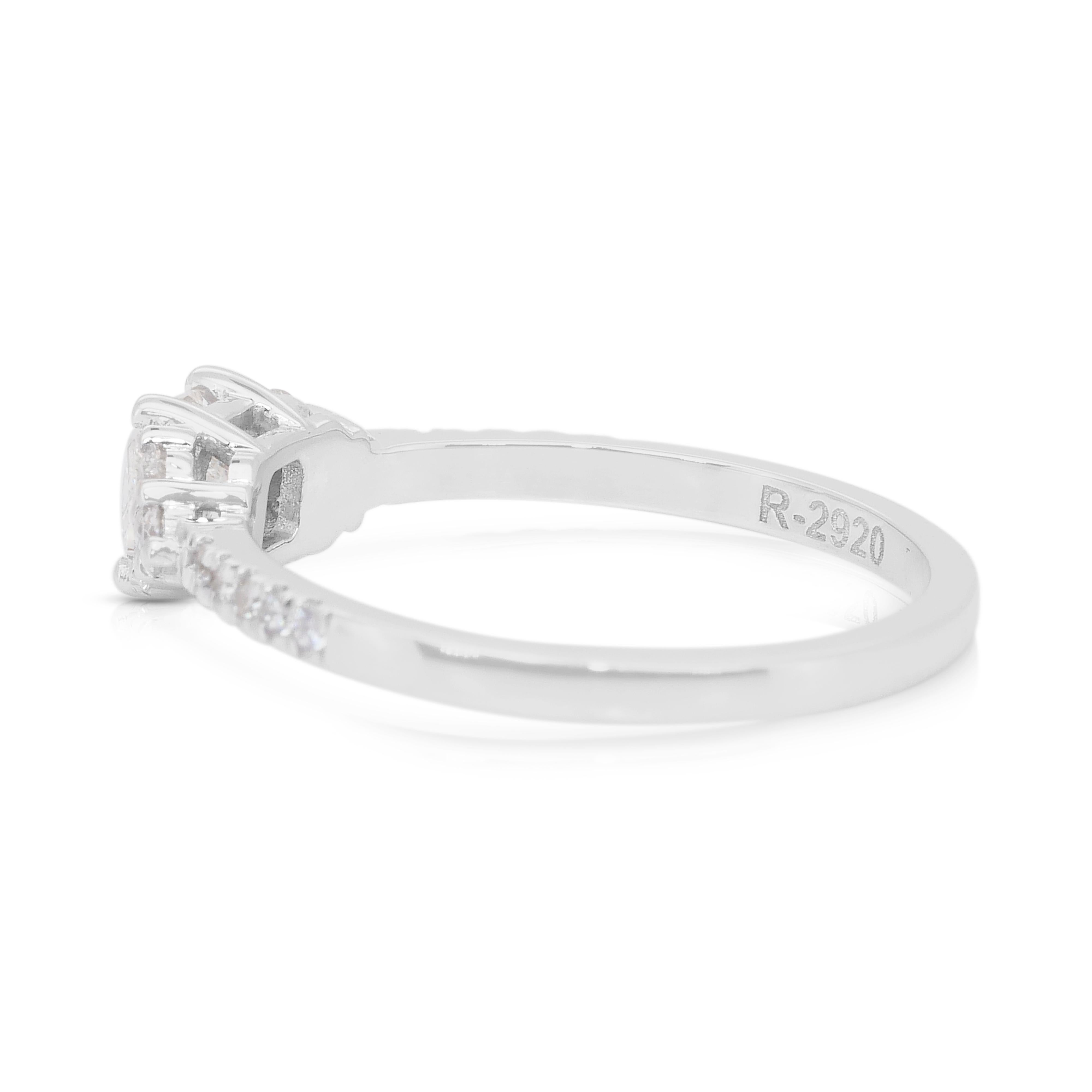 Sparkling 0.79ct Diamonds Ring in 18k White Gold - GIA Certified In New Condition For Sale In רמת גן, IL