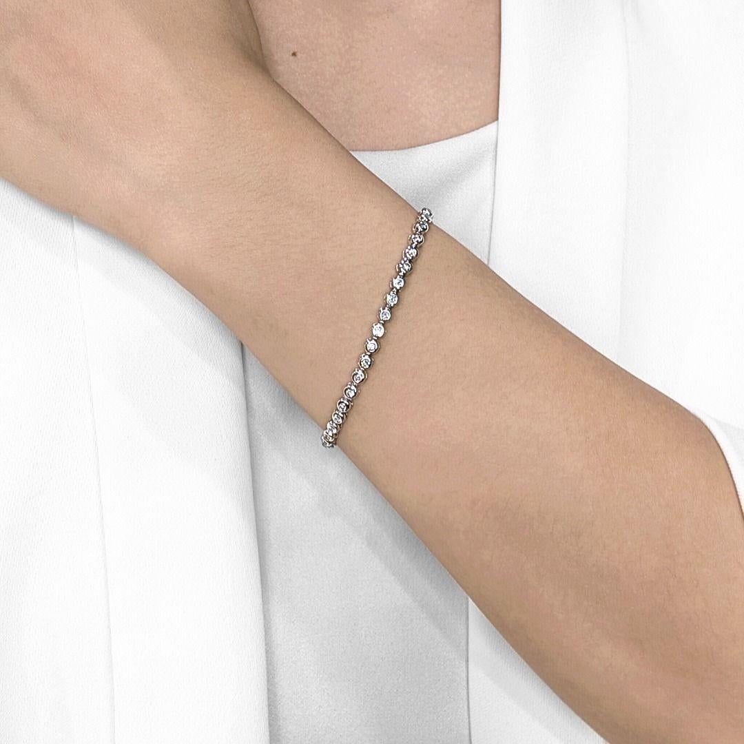 Ornez votre poignet de l'éclat éblouissant de ce bracelet de tennis classique, méticuleusement réalisé en or blanc 18 carats rayonnant. Quarante et un diamants ronds naturels brillants, totalisant un captivant 0,82ct, sont sertis individuellement