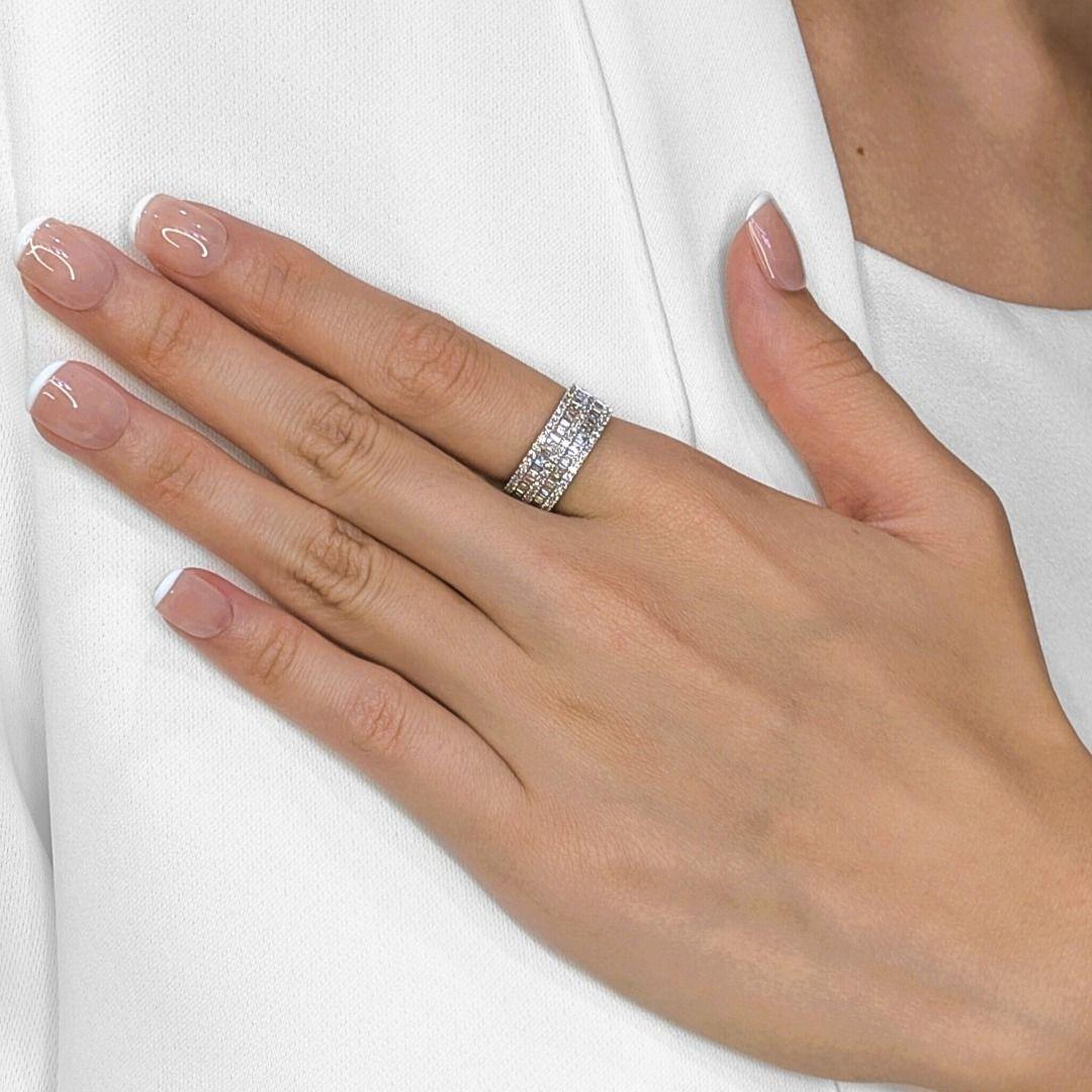 Dieser schillernde Diamantring aus zweiter Hand ist ein echtes Statement für modernen Luxus, gefertigt aus 18 Karat Weißgold mit einem kühnen mehrreihigen Design. Mit 63 runden Brillanten (0,31 ct) und 76 Diamanten im Kegelschliff (0,53 ct) bietet