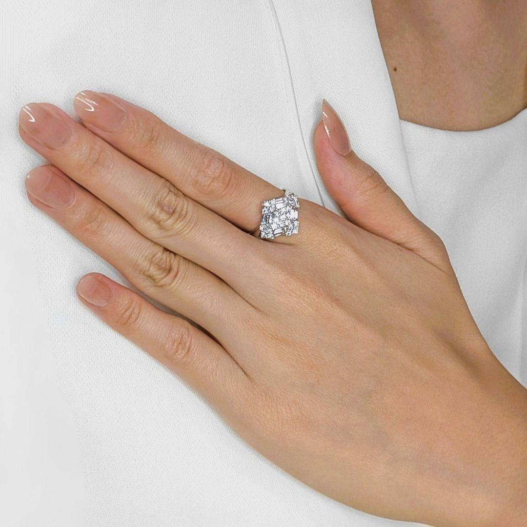 Stellen Sie sich eine Kaskade von Brillanten vor, eine Sinfonie von Diamanten, die über Ihren Finger tanzen. Dieser neue Ring aus 18 Karat Weißgold besticht durch 25 runde Brillanten von insgesamt 0,62 Karat, die mit ihrer Farbe F-G und ihrer