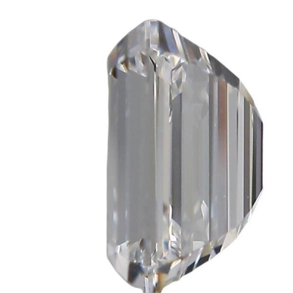 1 diamant étincelant de taille émeraude naturelle de 0,8 carat F VS2 avec une excellente taille. Ce diamant est accompagné d'un certificat GIA et d'un numéro d'inscription au laser.

SKU : PT-1169
GIA 7433700389