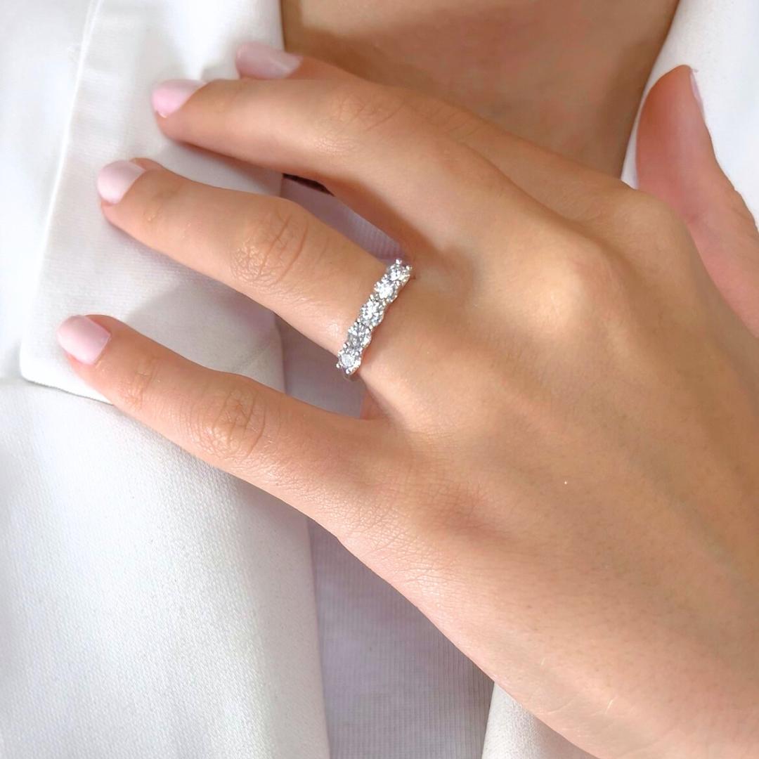 Funkelnde 1,01ct Triple Excellent Ideal Cut Diamanten 5-Stein-Ring in 18k Weißgold - GIA zertifiziert

Pure Brillanz trifft auf zeitlose Eleganz in diesem schillernden fünfsteinigen Diamantring aus luxuriösem 18-karätigem Weißgold. Die fünf