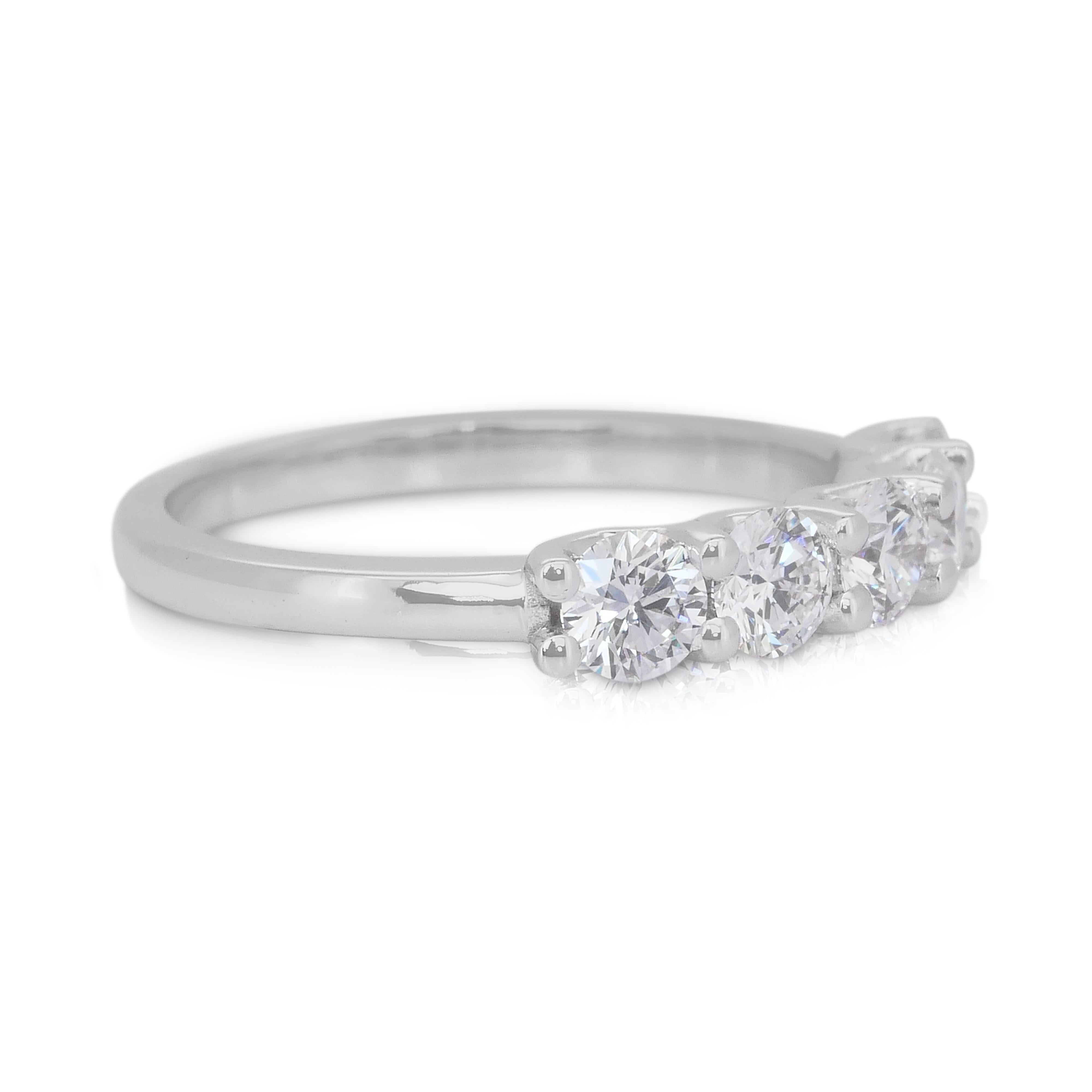 Sparkling 1,01 Karat Dreifacher ausgezeichneter Diamantring mit 5 Steinen im Idealschliff im Zustand „Neu“ im Angebot in רמת גן, IL