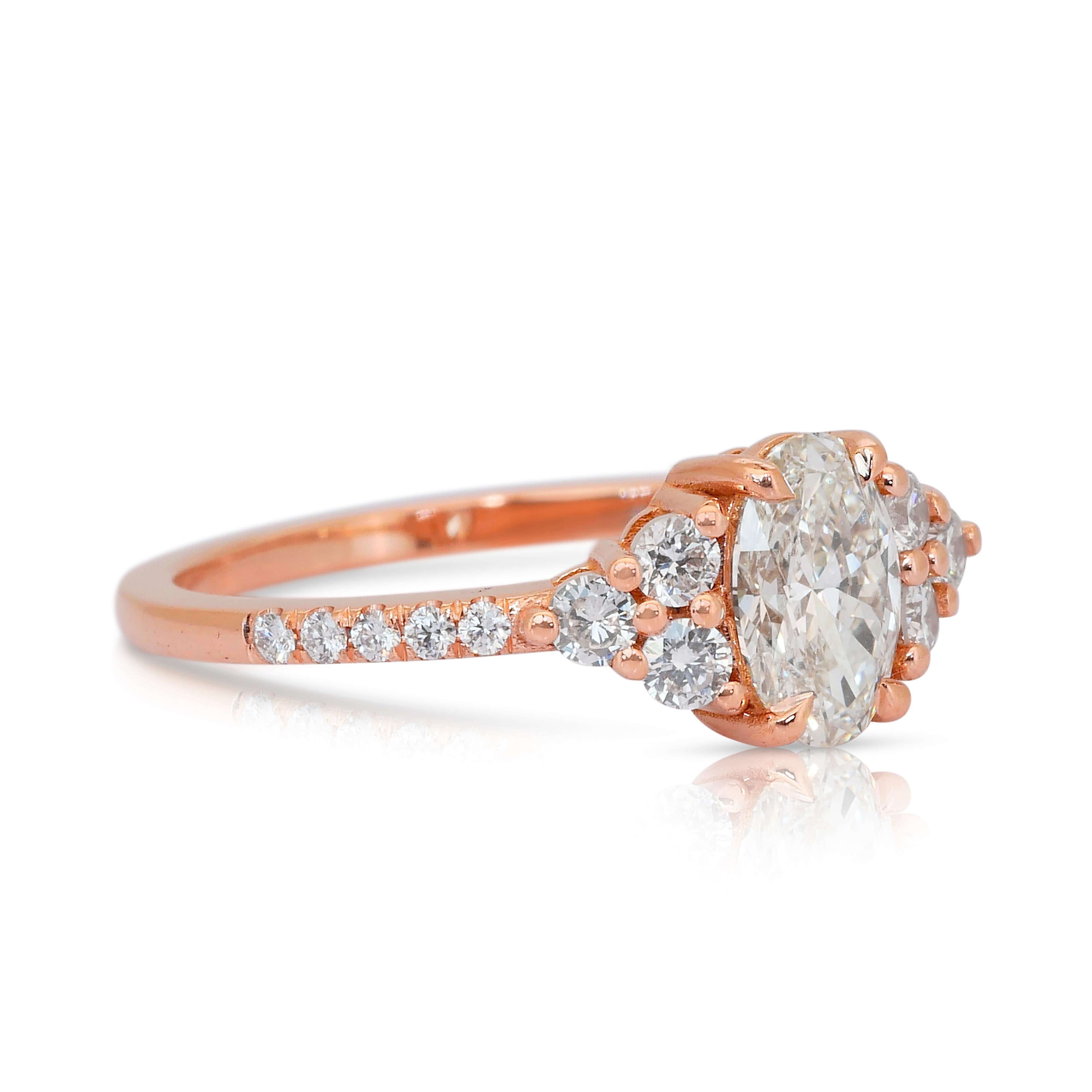 Bague étincelante en or rose 18 carats avec 1,08 carats de diamants en pavé - certifié IGI

Cette bague en or rose 18 carats est ornée d'un diamant ovale de 0,70 ct magnifiquement taillé en son centre. Accentué par 16 diamants latéraux de taille