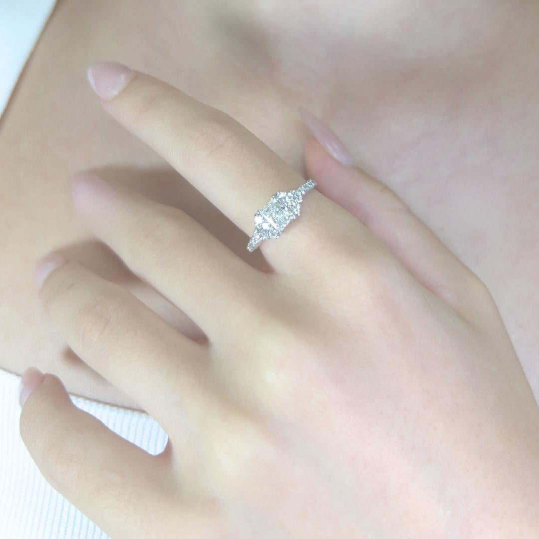 Bague en or blanc 18k avec pavé de diamants de 1.09ct - Certifié IGI

La brillance intemporelle rencontre le design moderne dans cette exquise bague en or blanc 18 carats. En son centre brille un diamant de 0,71ct de taille radiant, offrant un éclat
