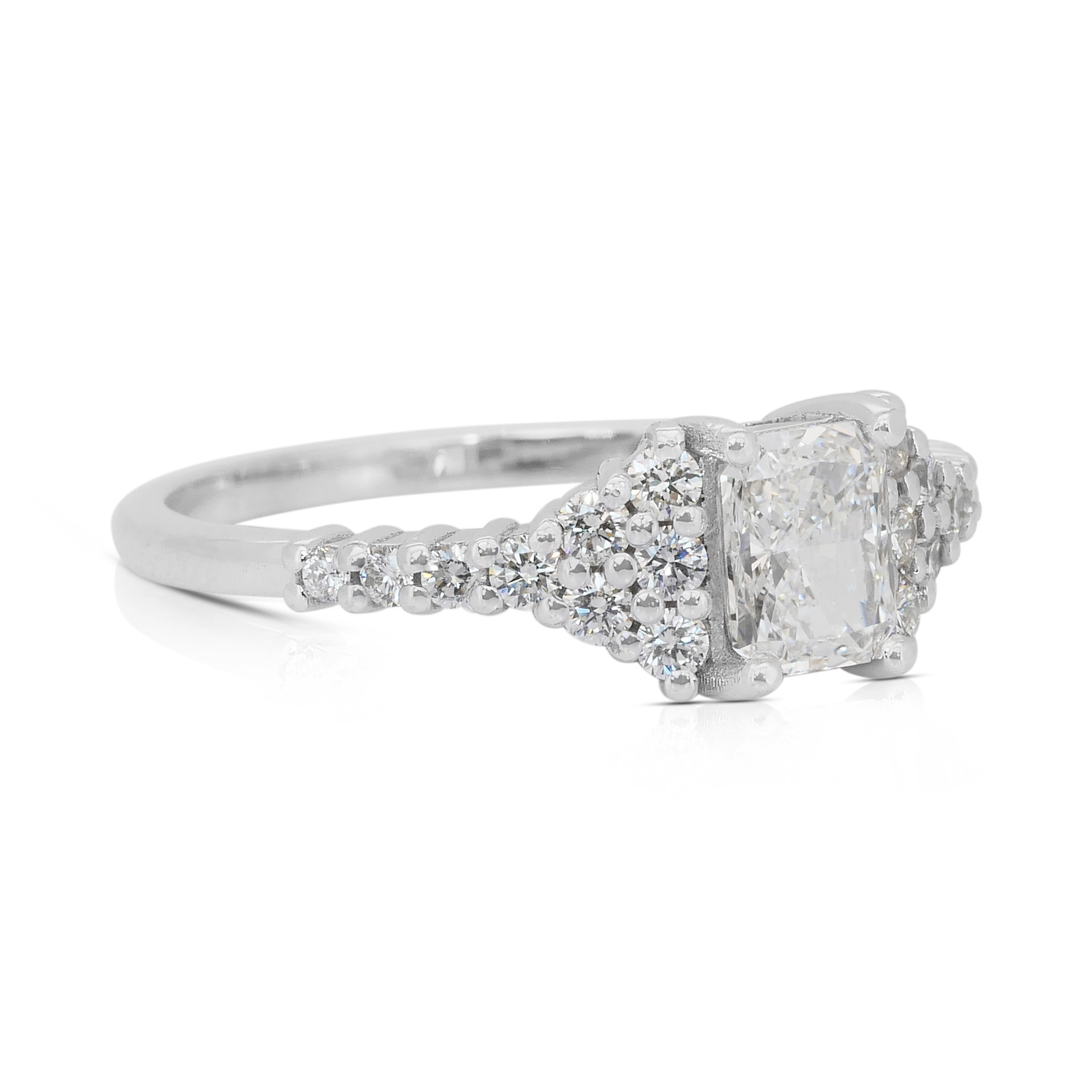 Taille radiant Bague en or blanc 18k avec pavé de diamants de 1.09ct - Certifié IGI en vente