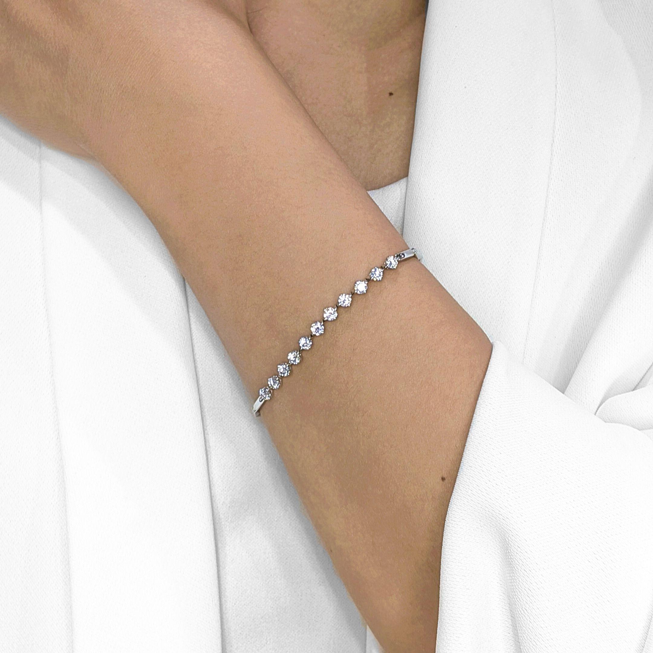 Expression intemporelle de l'élégance, ce bracelet est réalisé en or blanc 18 carats lumineux et orné de 11 diamants naturels ronds de taille brillant totalisant 1,10 ct. Chaque diamant, de couleur F-G et de pureté VS-SI, est soigneusement