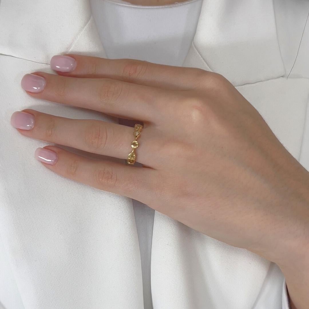 Scintillante anello con 1,13 carati di diamanti colorati in oro giallo 18 carati - Certificato IGI

Una vera e propria celebrazione di rara bellezza, questo anello con diamante da 1,13 carati presenta sette squisiti diamanti a forma di fantasia,