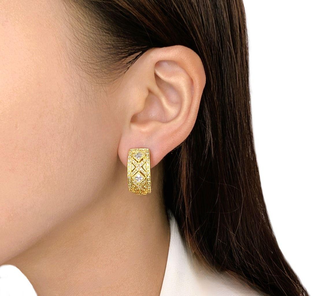 Faites-vous remarquer avec ces boucles d'oreilles semi-horaires ornées, fabriquées avec expertise en or jaune 18 carats lumineux et ornées de 24 diamants de taille princesse (0,48 ct) et de 134 diamants ronds de taille brillant (0,67 ct), pour un