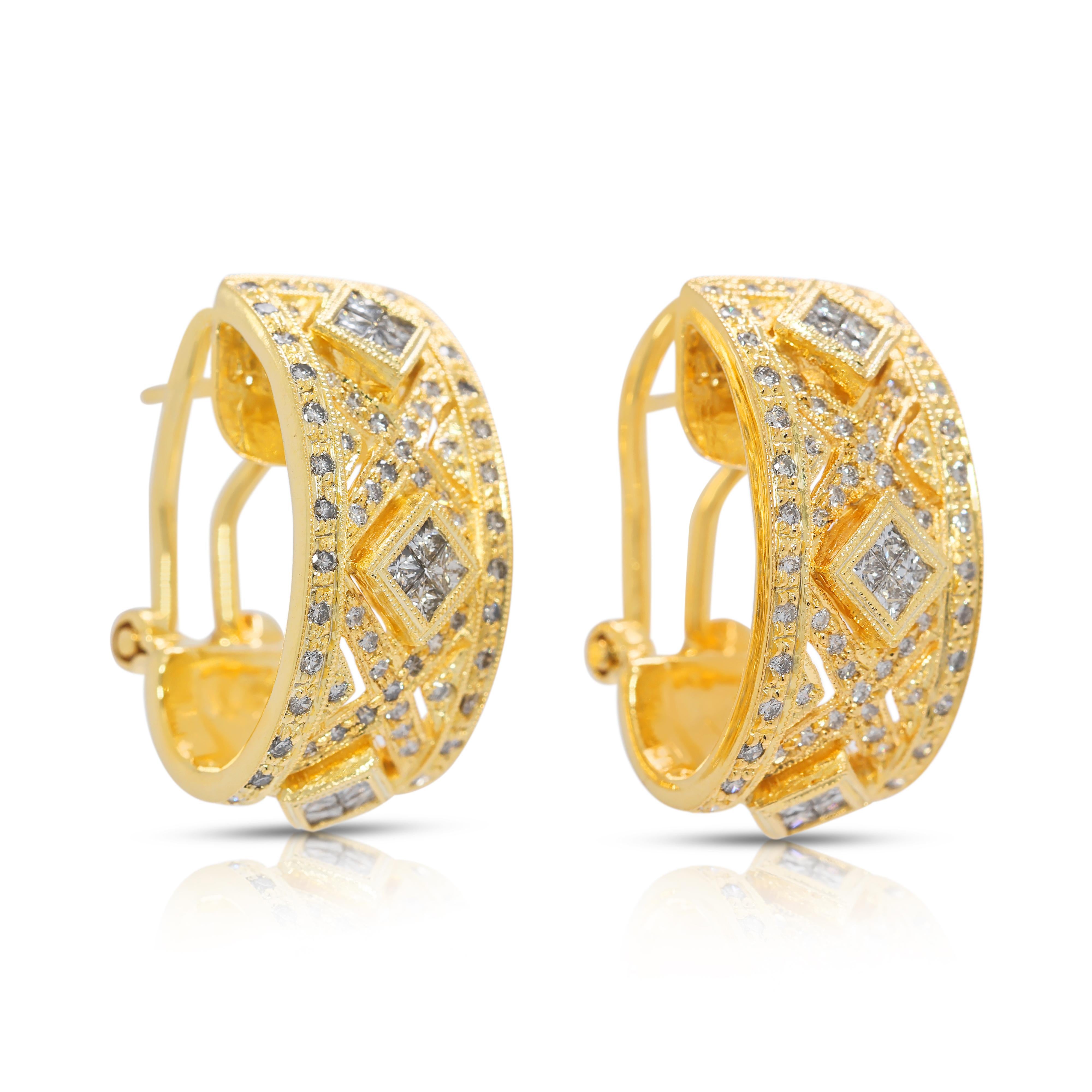 Taille princesse Boucles d'oreilles étincelantes en or jaune 18 carats avec diamant naturel de 1,15 carat en forme de demi-boucle géométrique en vente