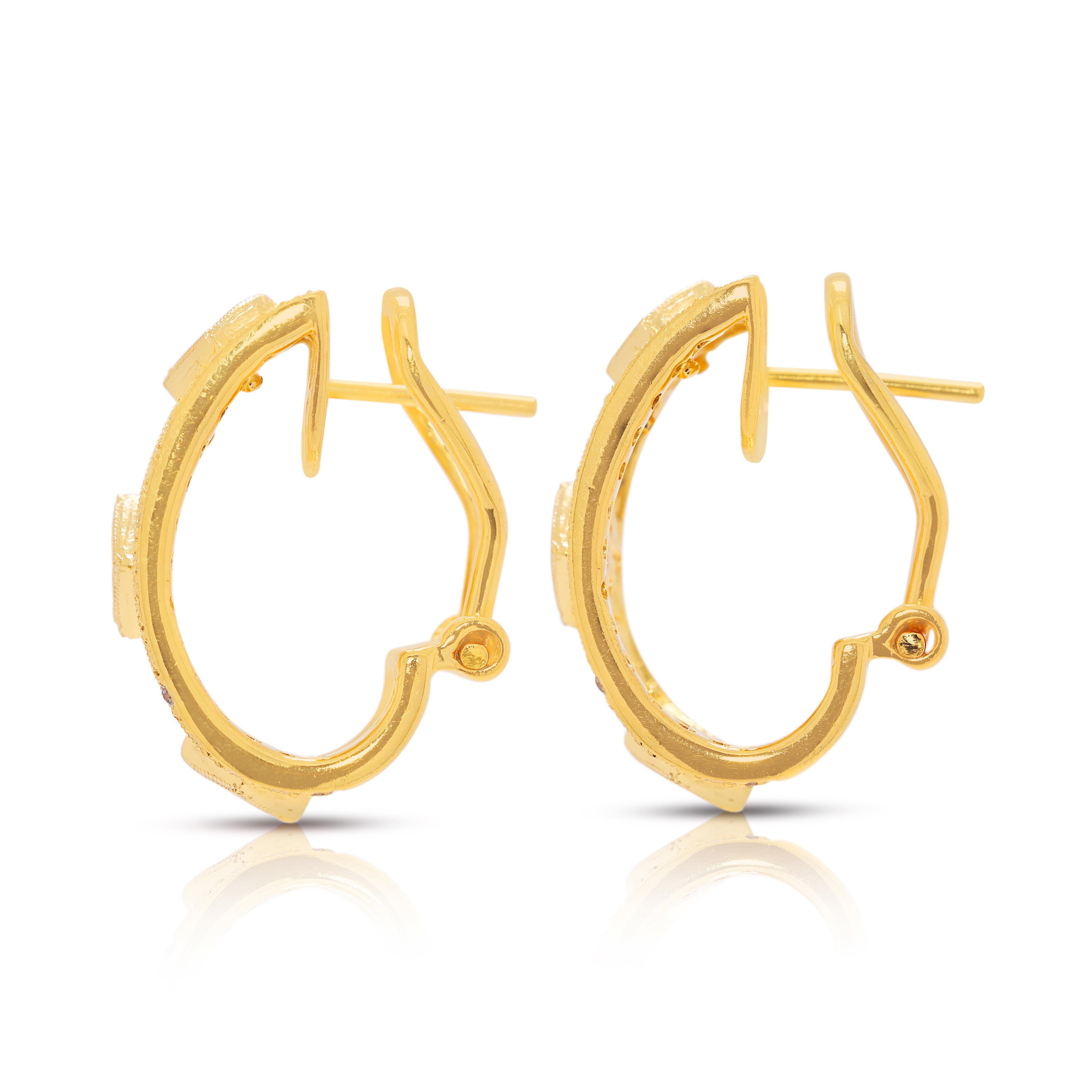 Boucles d'oreilles étincelantes en or jaune 18 carats avec diamant naturel de 1,15 carat en forme de demi-boucle géométrique en vente 1
