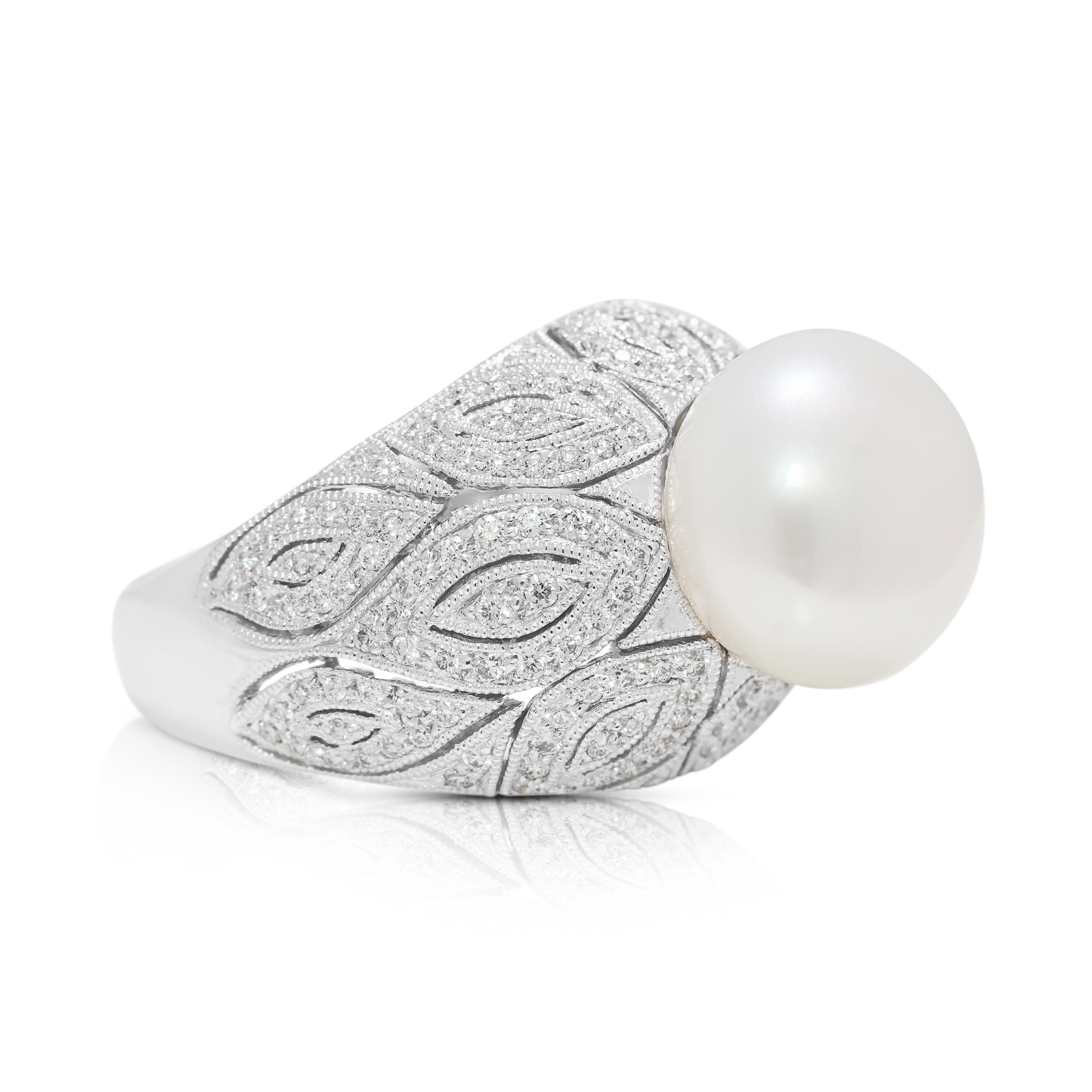 Taglio rotondo Anello cocktail con perle bianche da 11,6 mm e diamanti da 0,36 carati in oro bianco 18k in vendita