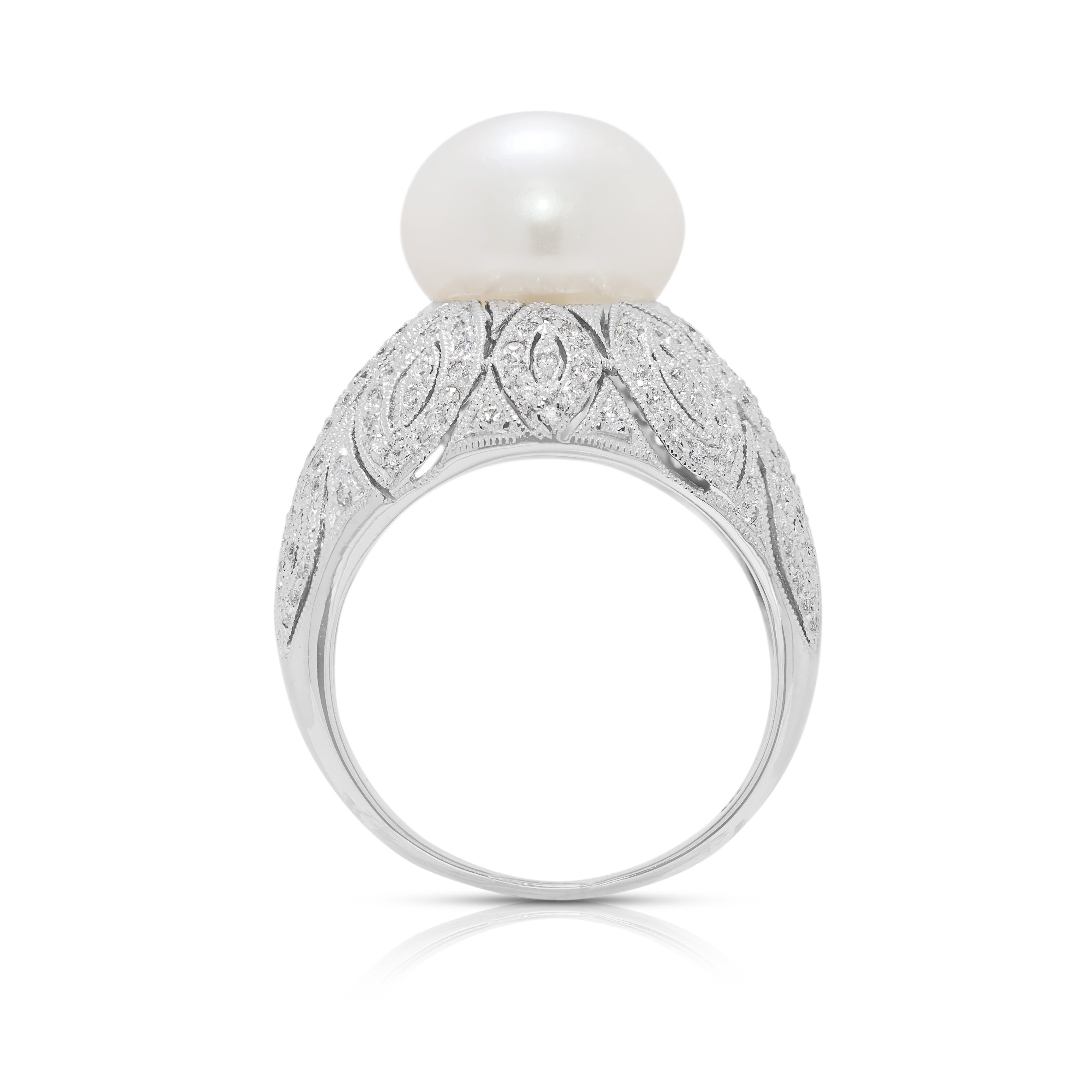 Anello cocktail con perle bianche da 11,6 mm e diamanti da 0,36 carati in oro bianco 18k in vendita 2