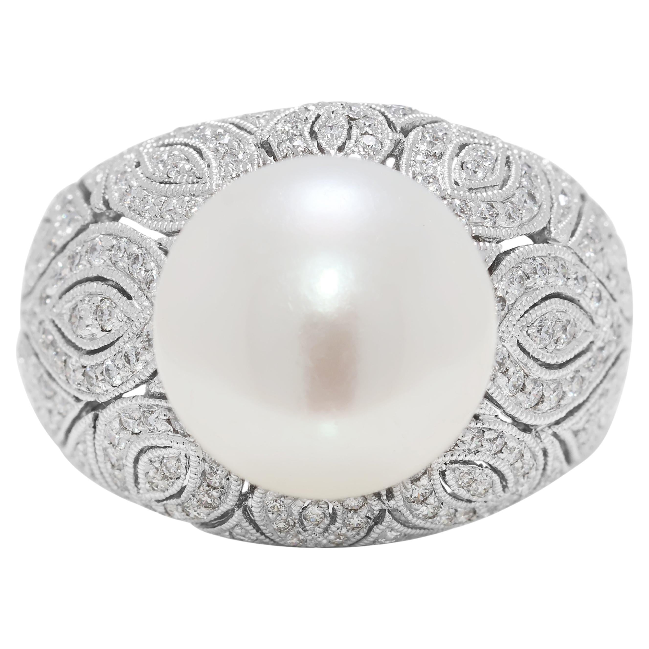 Anello cocktail con perle bianche da 11,6 mm e diamanti da 0,36 carati in oro bianco 18k in vendita
