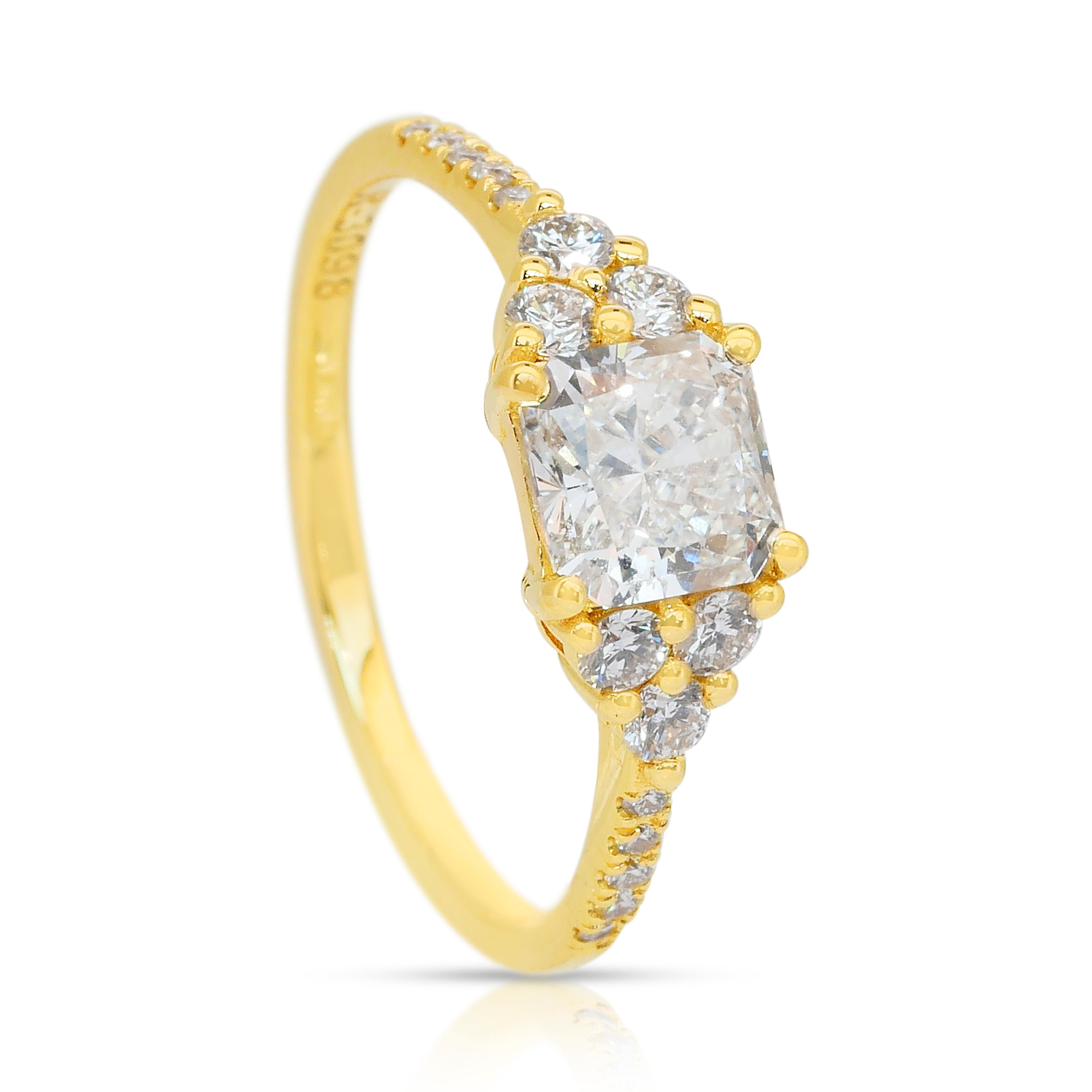 Bague en or jaune 18k avec 1.36ct de diamants - IGI Certified en vente 3