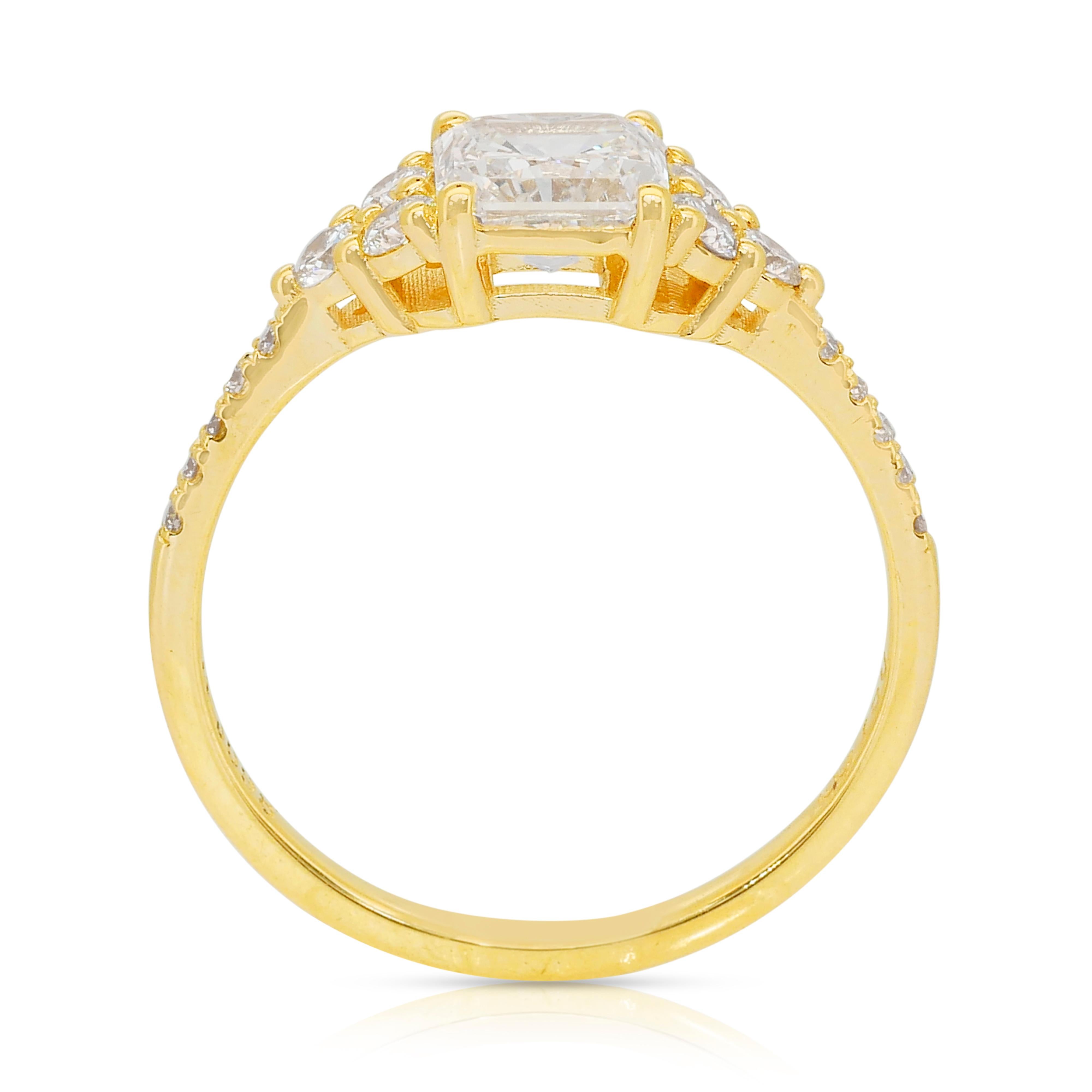 Bague en or jaune 18k avec 1.36ct de diamants - IGI Certified en vente 4