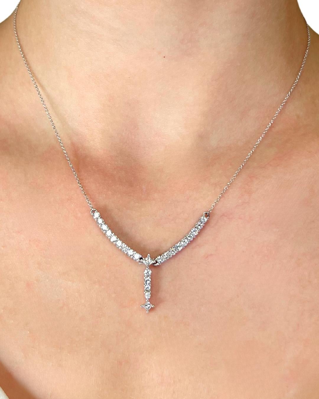 Collier de gouttes de diamants étincelants de 1,38ct en or blanc 18k - certifié IGI

Ce collier exquis en or blanc 18 carats rayonne d'un charme intemporel et d'une sophistication moderne. Mettant en valeur 22 diamants ronds de 1,20 ct, il brille