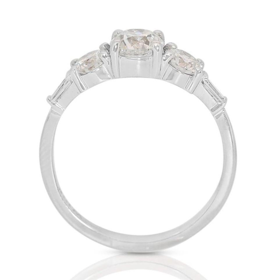 Sparkling 1.39ct Three-stoned Round Brilliant Diamond Ring In New Condition For Sale In רמת גן, IL