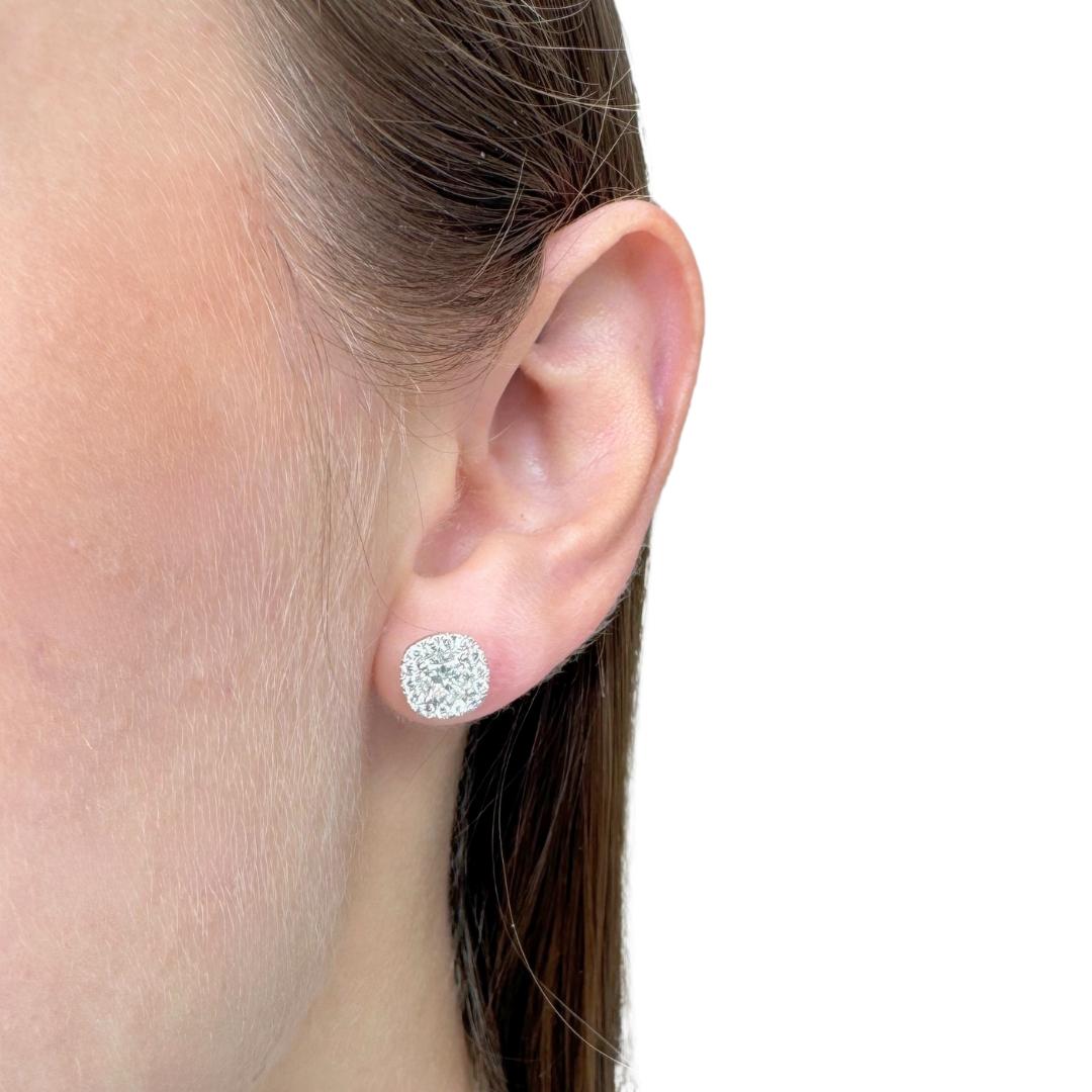 Orecchini con diamanti scintillanti da 1,42 carati in oro bianco 18 carati - Certificato IGI

Questi orecchini mozzafiato in oro bianco 18 carati presentano due splendidi diamanti con taglio a cuscino per un totale di 1,02 carati, ciascuno con un