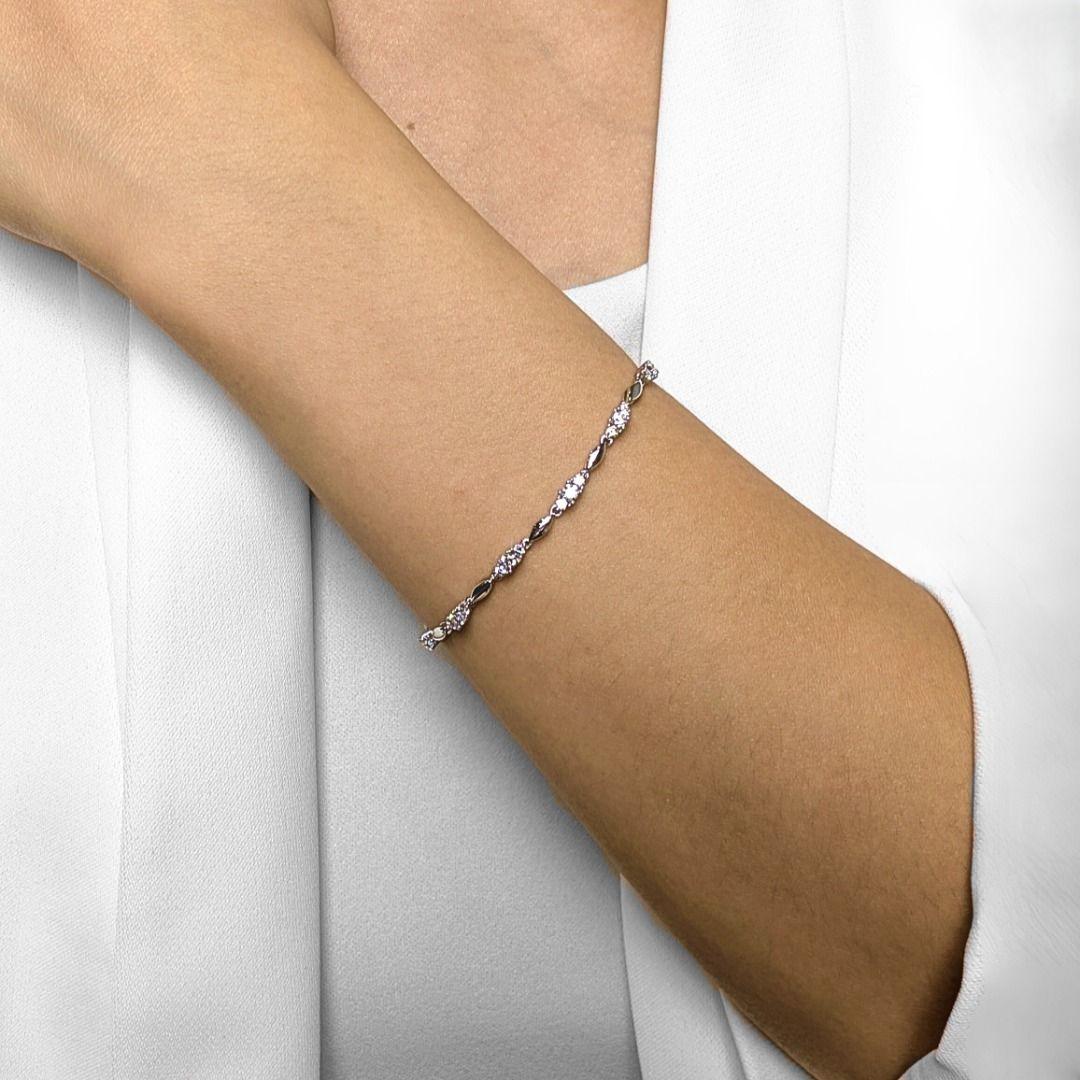 Non solo scintille, ma anche struttura. Questo bracciale Soo Kee unisce 36 diamanti tondi brillanti (1,43 carati in totale) in una danza ritmica di luce attraverso l'oro bianco 18 carati, con colore G e purezza VS per un fuoco pulito e sicuro. Con