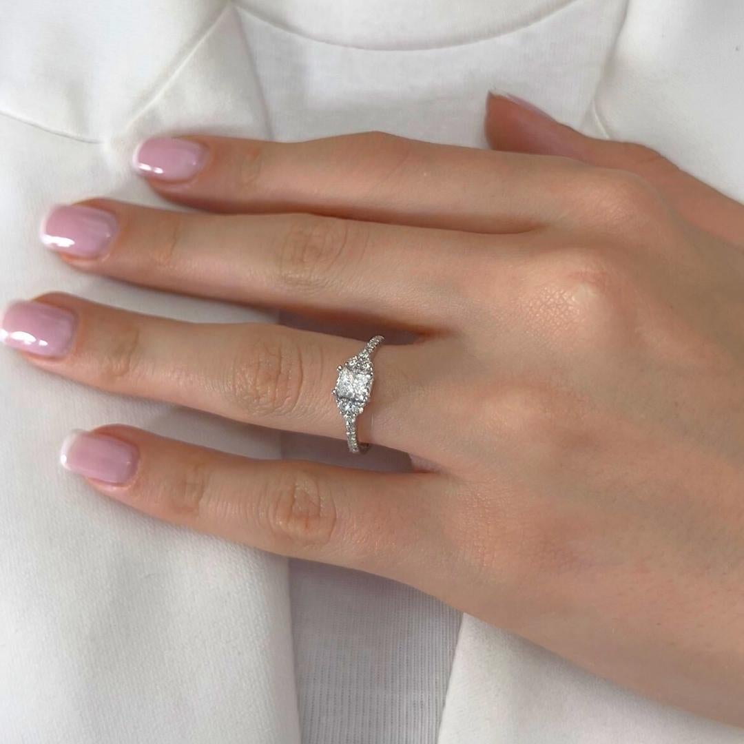 Anello con pavé di diamanti da 1,45 carati in oro bianco 18 carati - Certificato IGI

Questo anello con diamante in oro bianco 18 carati, che emana un lusso sobrio, è incentrato su un affascinante diamante con taglio a smeraldo da 0,90 carati che