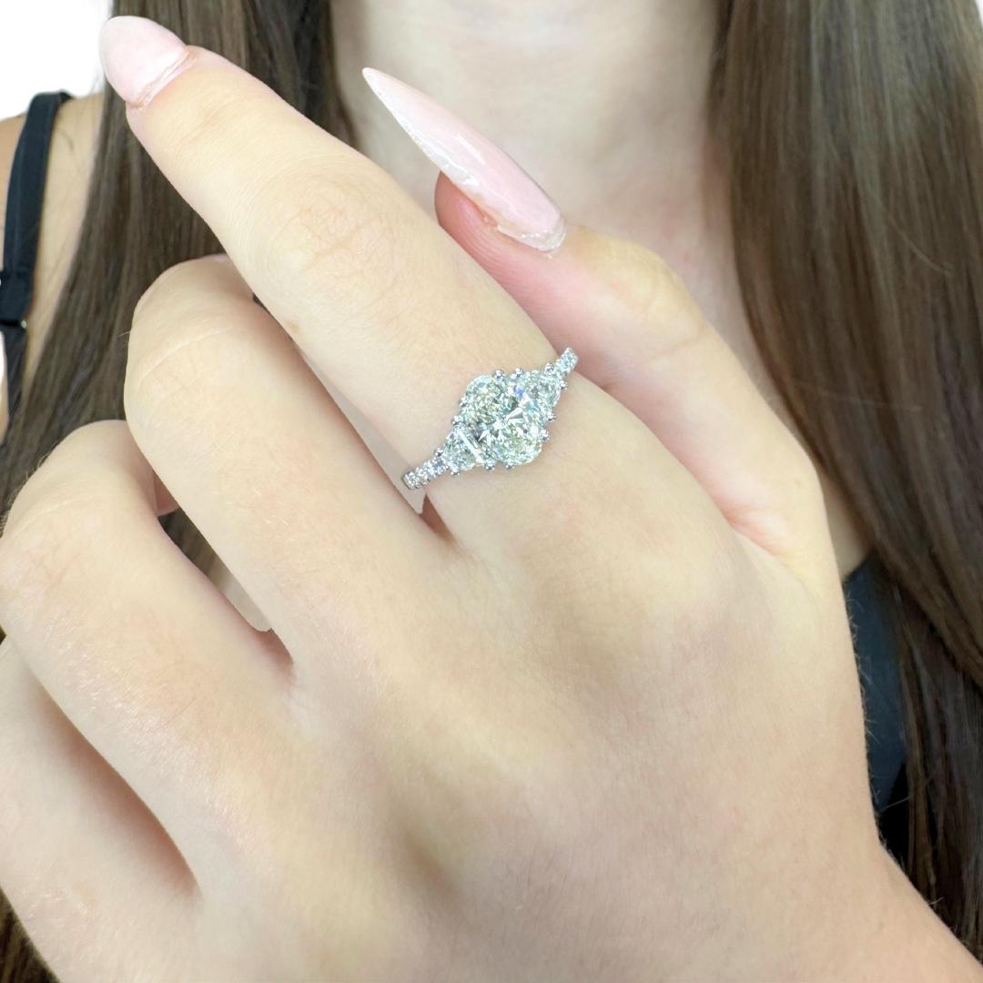 Funkelnde 1,49ct Diamanten 3-Stein-Ring in 18k Weißgold - IGI zertifiziert

Dieser raffinierte und moderne Ring aus 18 Karat Weißgold wird von einem ovalen Diamanten von 1,03 Karat getragen, der durch seinen sehr guten Schliff brilliert. Die beiden
