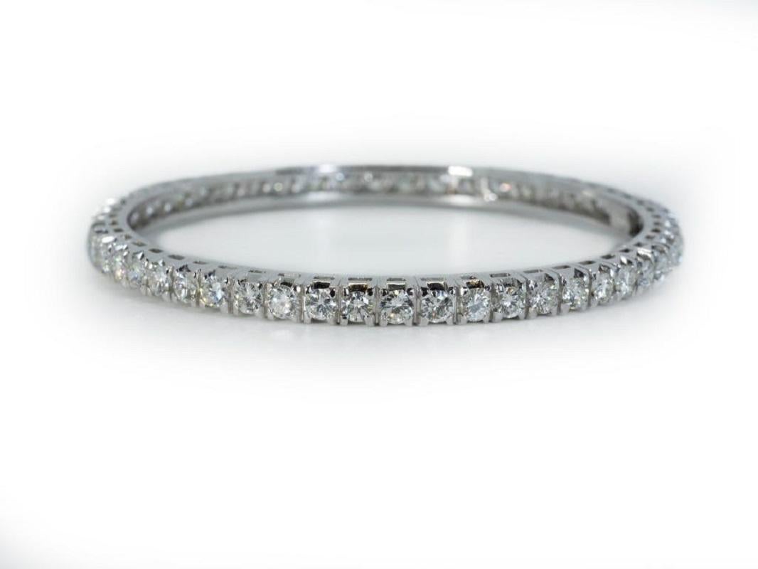 Sparkling  14K White Gold Diamond Bangle with a Total of 8.30 ct NGI Cert In New Condition For Sale In רמת גן, IL