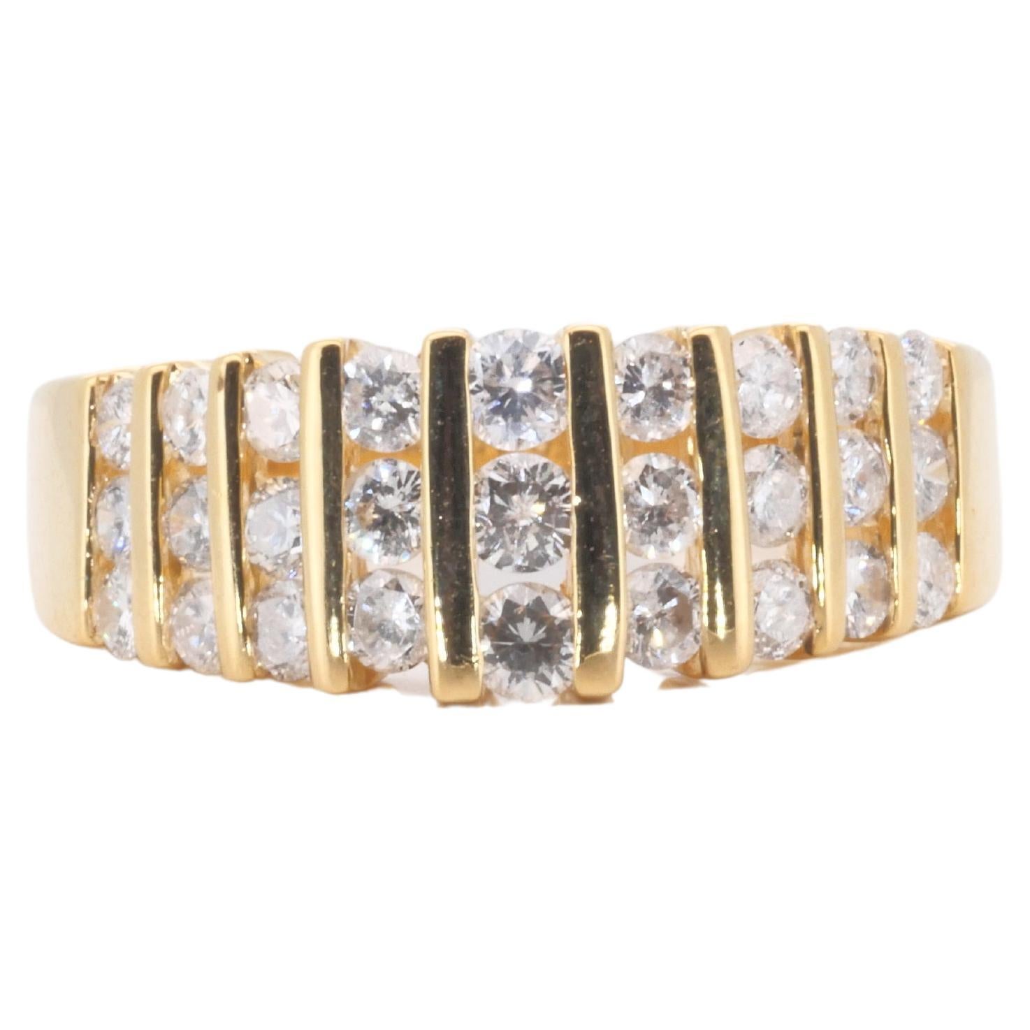 Un precioso anillo en forma de cúpula con un deslumbrante diamante brillante redondo de 0,81 quilates. La joya está hecha de oro amarillo de 14 quilates con un pulido de alta calidad. Viene con un elegante joyero.

27 diamantes piedra principal