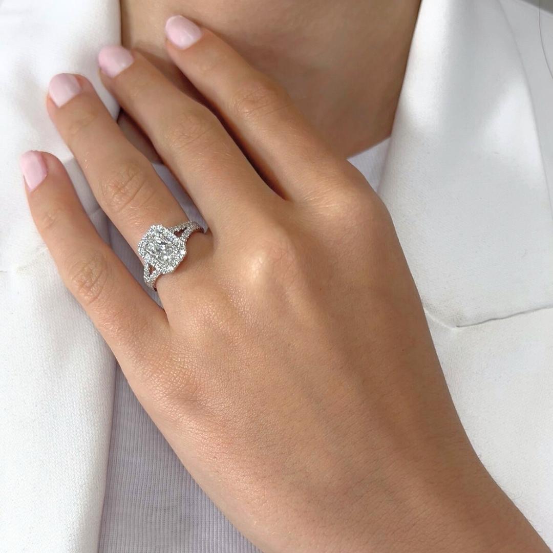 Funkelnder 1,57ct Diamanten Halo Ring in 18k Weißgold - IGI zertifiziert

Enthüllen Sie zeitgenössischen Glanz mit diesem exquisiten Halo-Ring aus 18 Karat Weißgold, in dessen Zentrum ein Diamant im Strahlenschliff von 1,01 Karat steht. 50 runde,