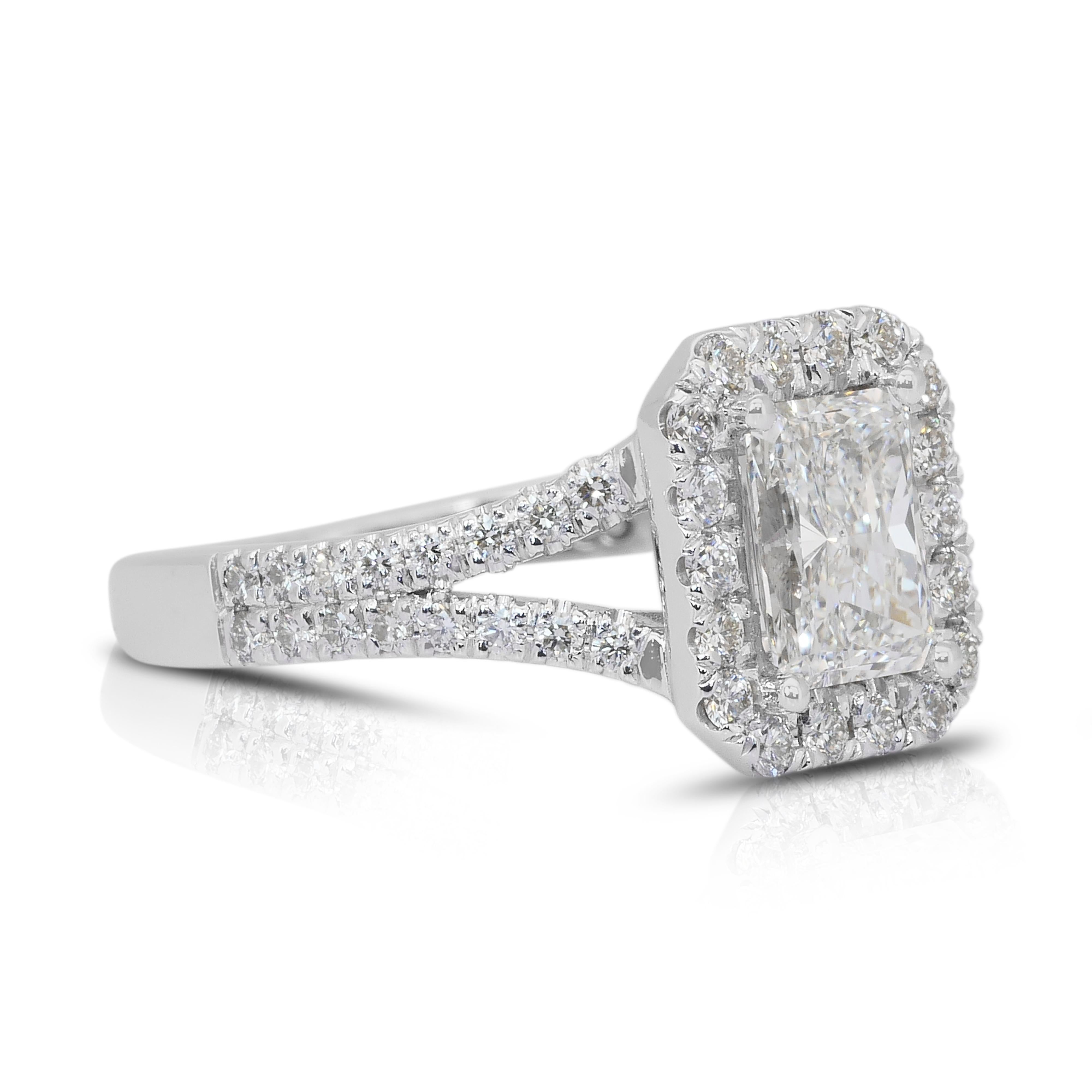 Funkelnder 1,57ct Diamanten Halo Ring in 18k Weißgold - IGI zertifiziert (Radiantschliff) im Angebot