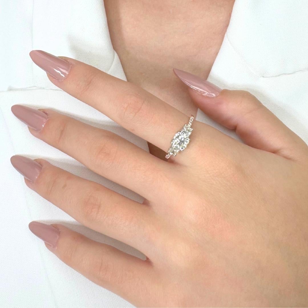 Funkelnde 1,59ct Diamanten 3-Stein-Ring in 18k Rose & Weißgold - IGI zertifiziert

Dieser Ring aus 18 Karat Rosé- und Weißgold besticht durch seine Kombination aus modernem Design und zeitlosem Funkeln. Der Diamant im quadratischen Kissenschliff von