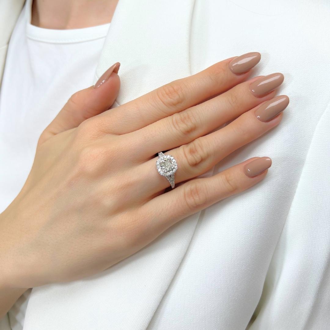 Sparkling 1.62ct Diamonds Halo Ring in 18k White Gold - IGI Certified

This stunning 18k white gold halo ring features a radiant 1.20ct cushion-cut diamond as its centerpiece, exuding timeless brilliance. Surrounding the main diamond, are 38