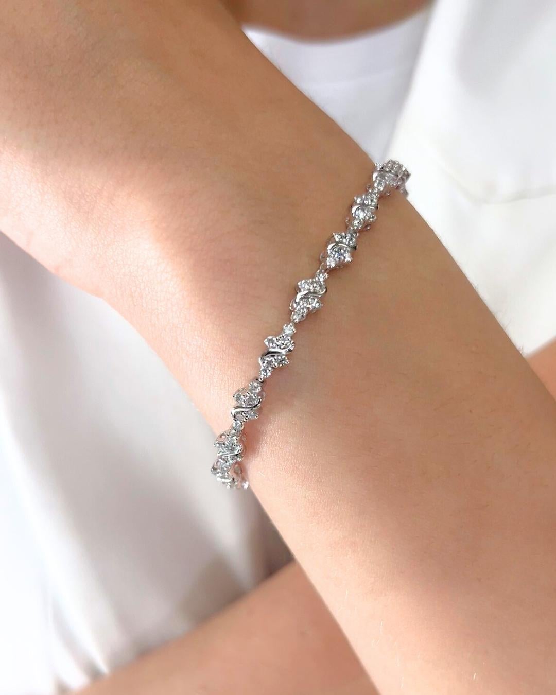 Funkelnde 1,88ct natürliche Diamanten Armband in 18k Weißgold - IGI zertifiziert

Dieses raffinierte Armband aus 18 Karat Weißgold glänzt mit 107 Diamanten im Rundschliff von insgesamt 1,88 Karat und bietet ein anmutiges Gleichgewicht aus Schimmer